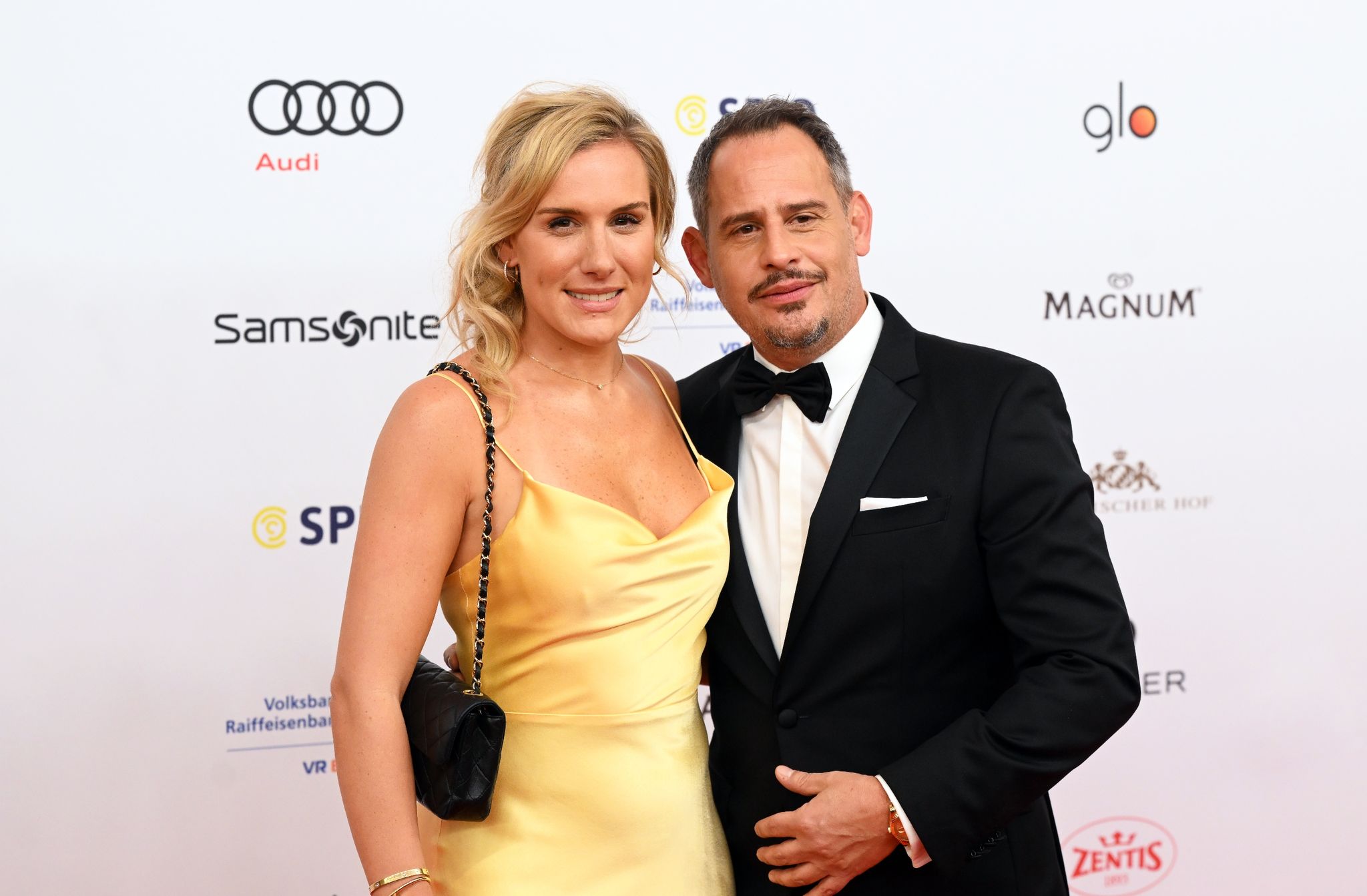 Der Schauspieler Moritz Bleibtreu und seine Frau Saskia de Tschaschell beim 48. Deutschen Filmball. Foto: Felix Hörhager/dpa