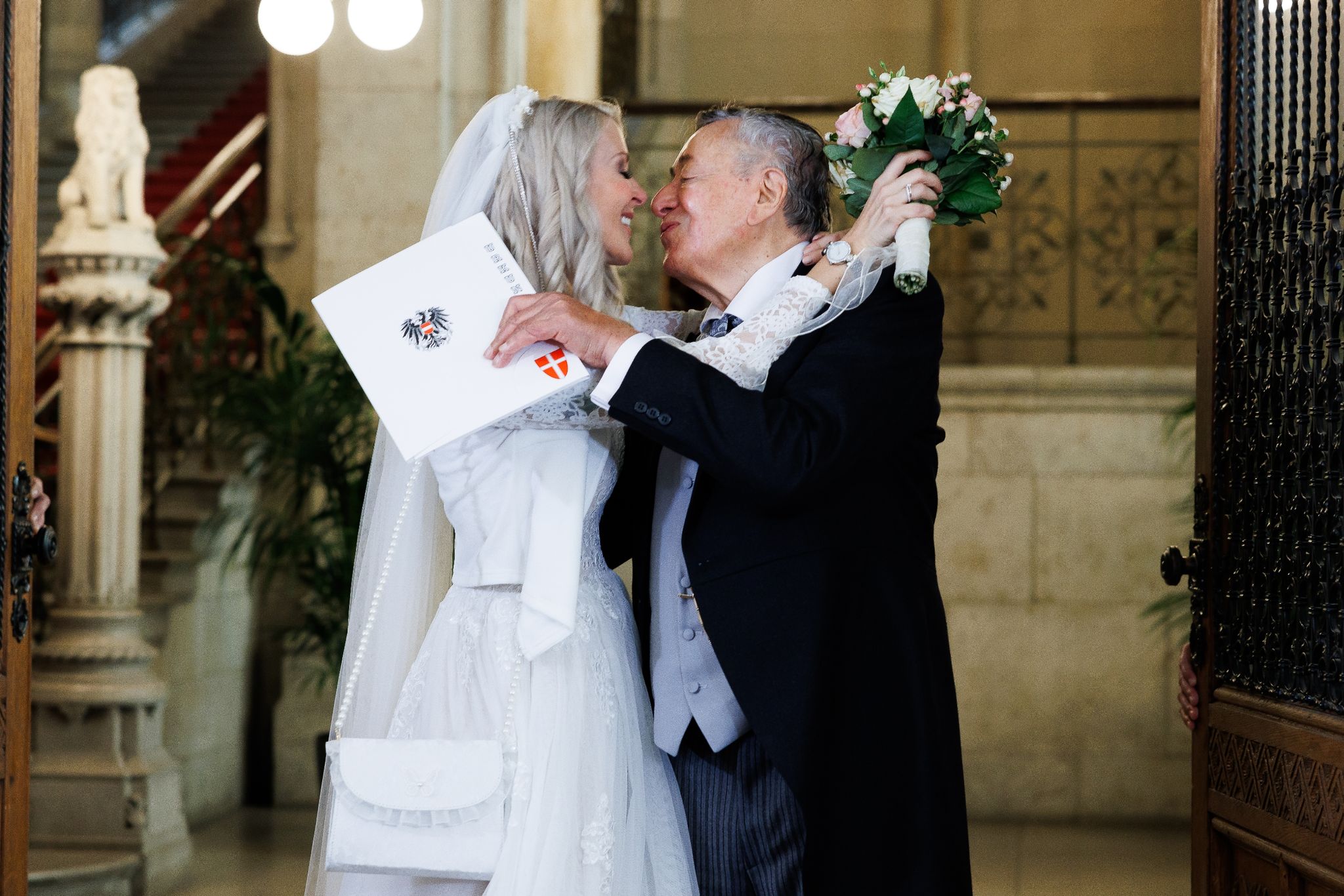 Unternehmer Richard Lugner küsst Simone Reiländer bei ihrer Trauung im Wiener Rathaus. Foto: Florian Wieser/APA/dpa