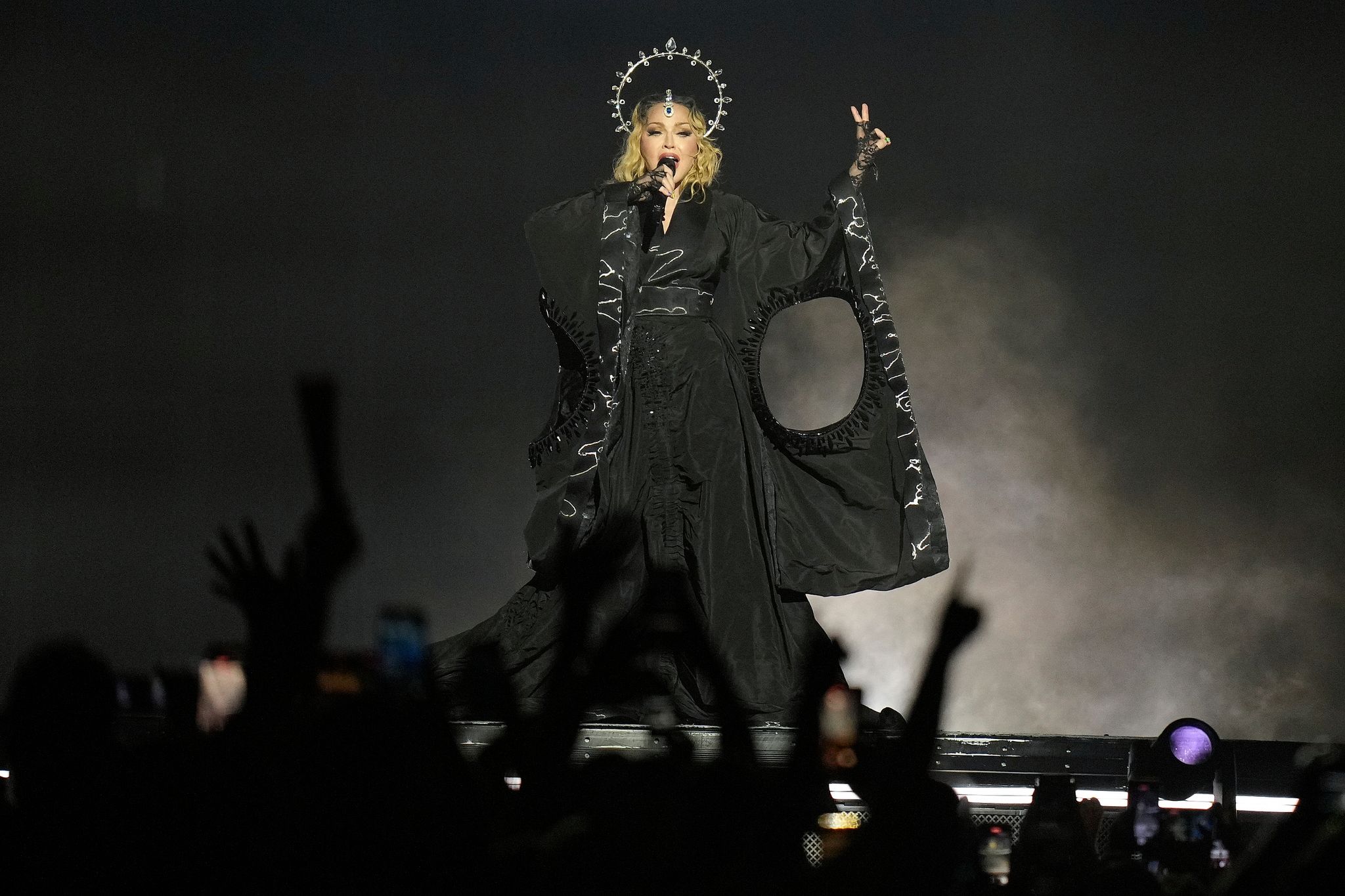 Madonna Anfang Mai auf "The Celebration Tour" am Strand der Copacabana. Foto: dpa