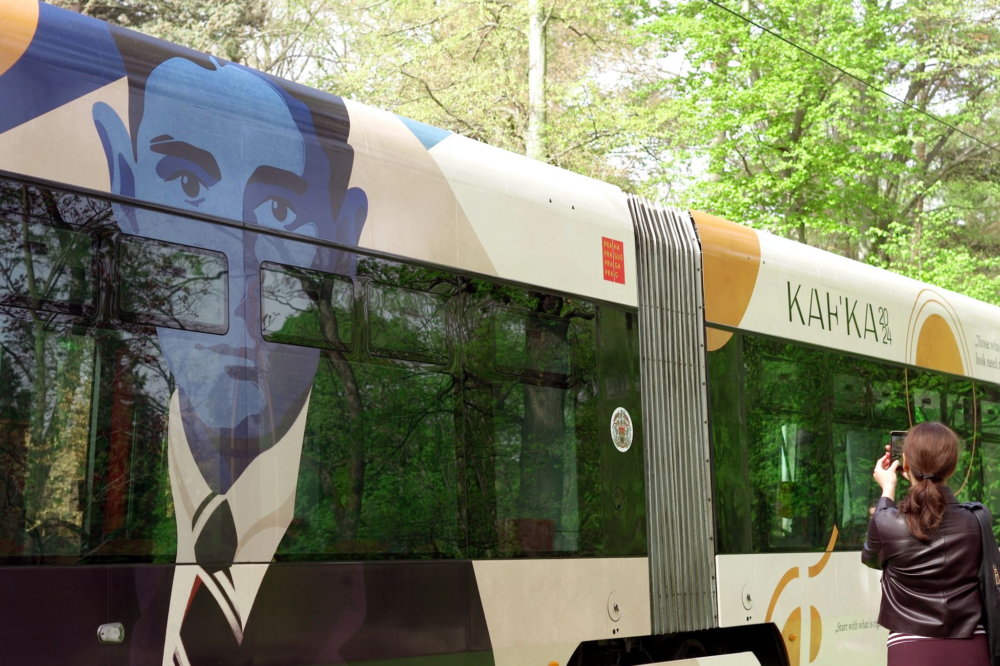 In Prag erinnert diese neugestaltete Straßenbahn an den deutschsprachigen Schriftsteller Franz Kafka. Foto: Michael Heitmann/dpa
