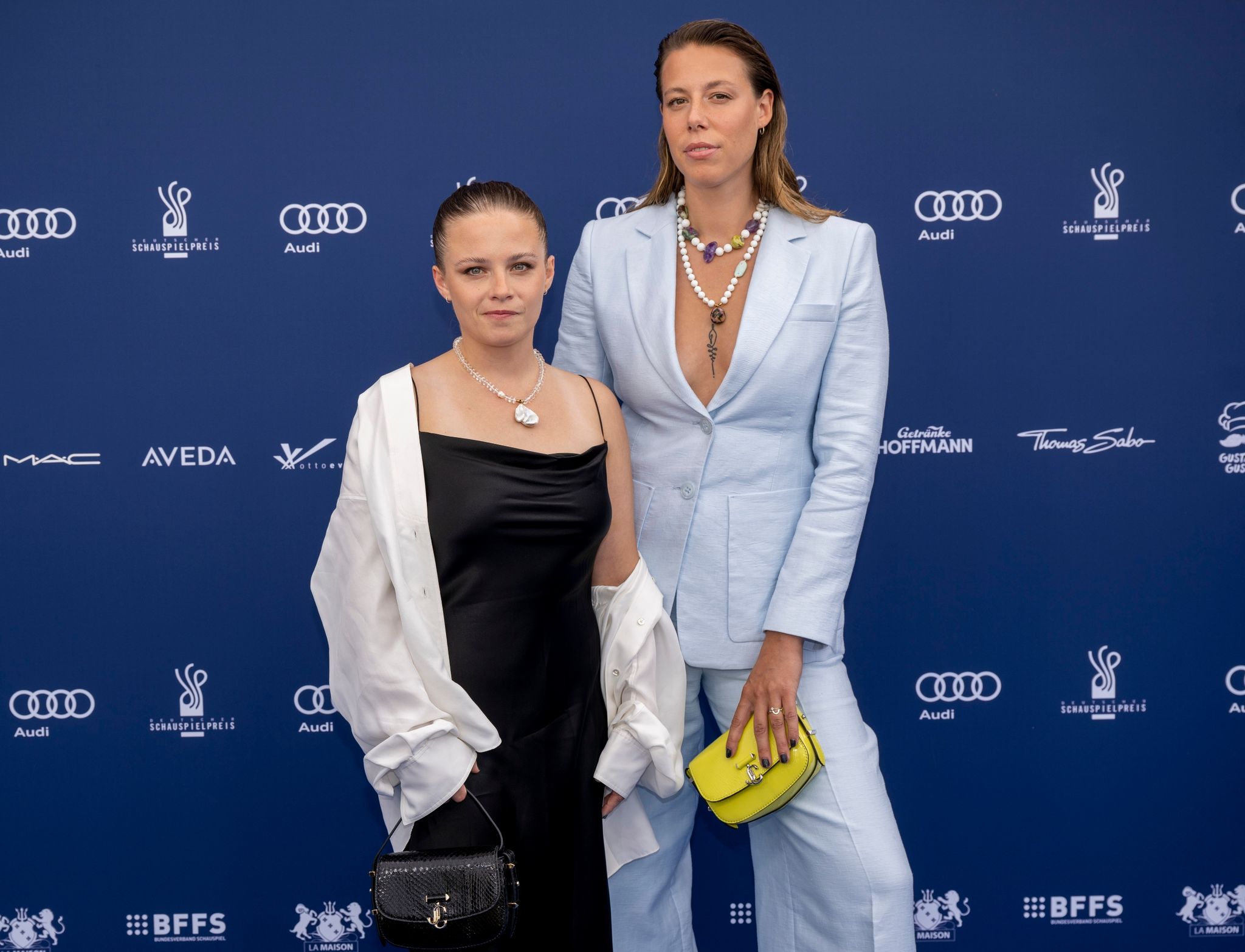 Jasna Fritzi Bauer (l) und Katharina Zorn bei der Verleihung des Deutschen Schauspielpreises 2022. Foto: Monika Skolimowska/dpa