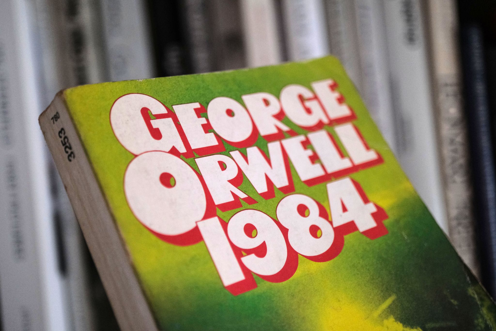 Ein ältere Ausgabe des Romans «1984» von George Orwell. Foto: Oliver Berg/dpa