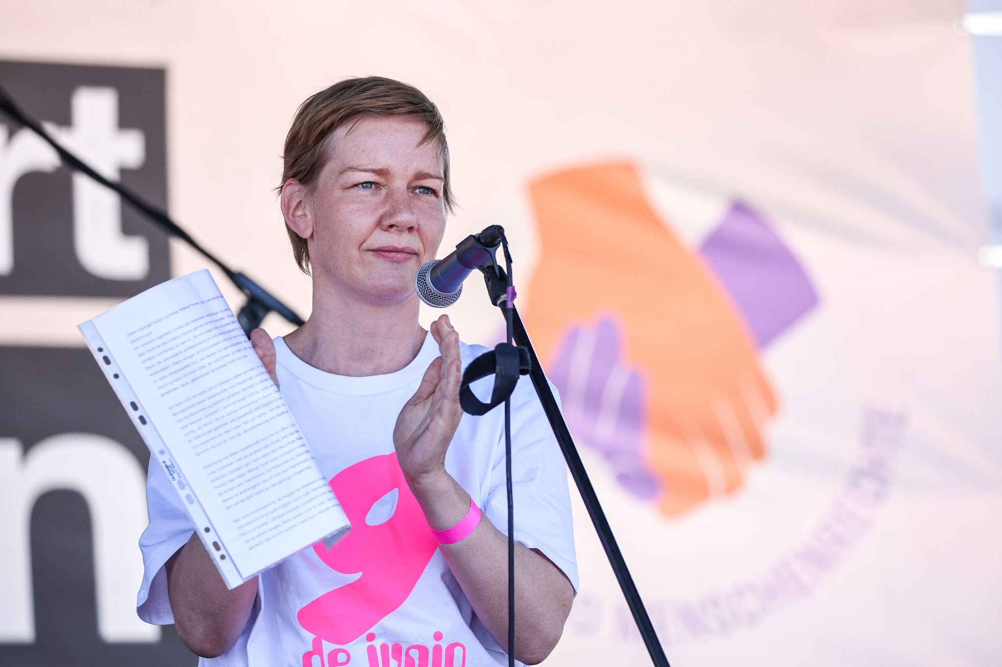 Sandra Hüller bei der Kundgebung «Hand in Hand für Demokratie und Menschenrechte» gegen Rechtsextremismus in Leipzig. Foto: Jan Woitas/dpa