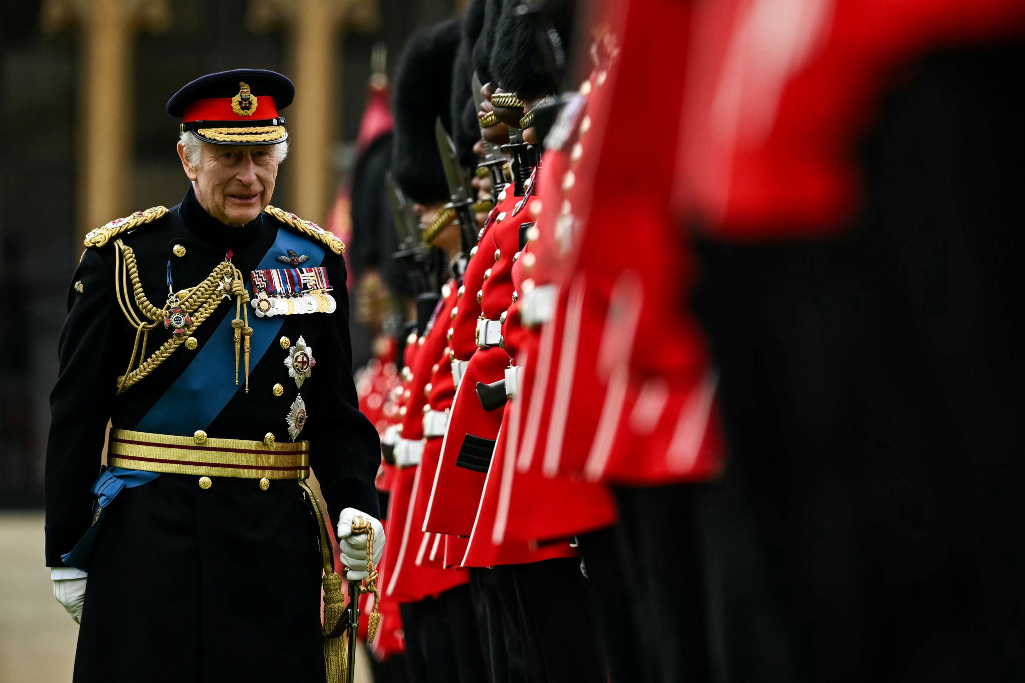 König Charles III. überreicht den Kompanien Nr. 9 und Nr. 12 der Irish Guards neue Fahnen. Foto: Ben Stansall/PA Wire/dpa