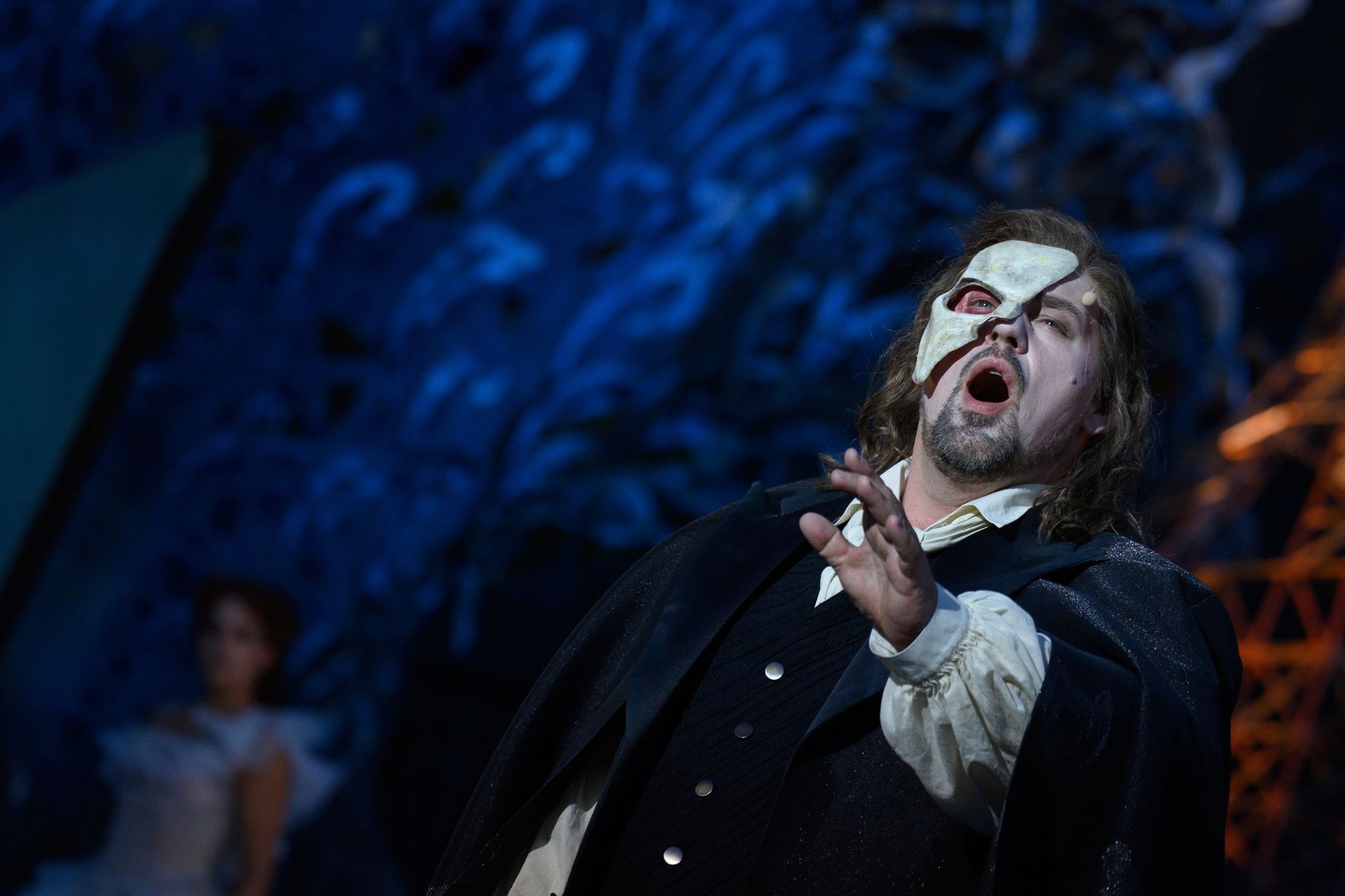 Patrick Stanke spielt das Phantom im Musical «Love never Dies - Liebe stirbt nie». Foto: Klaus-Dietmar Gabbert/dpa