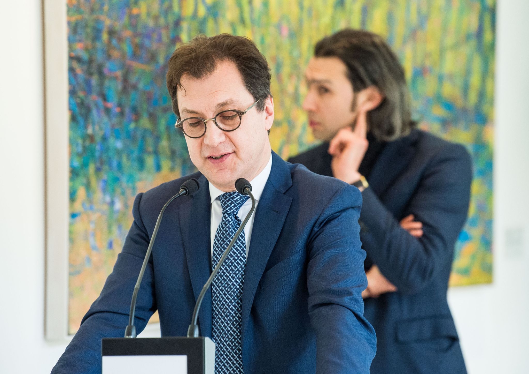 Intendant Serge Dorny (vorne) und Generalmusikdirektor Vladimir Jurowski im März 2018. Foto: Lino Mirgeler/dpa