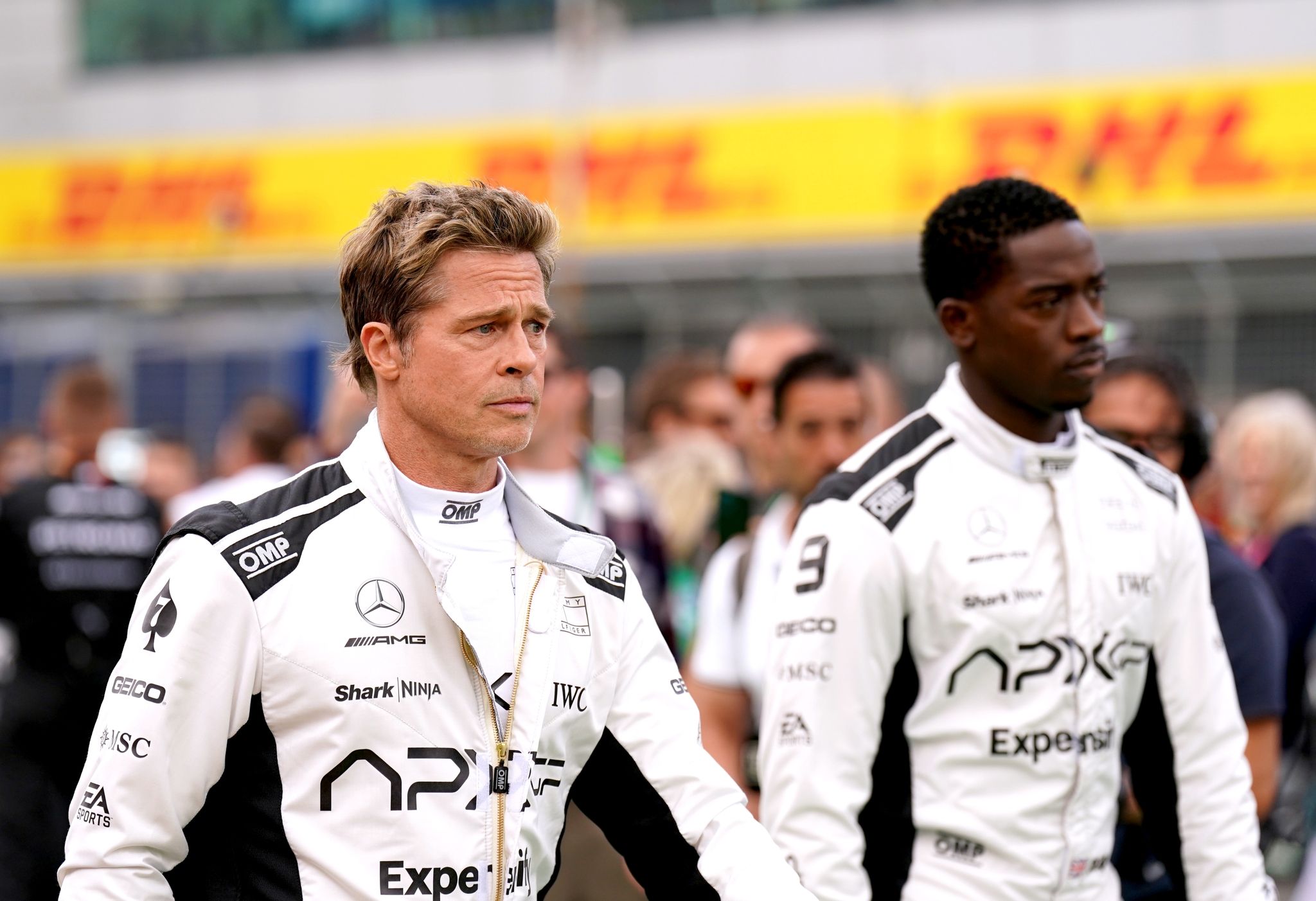 Brad Pitt (l) und Damson Idris spielen in dem Formel-1-Film, der in einem Jahr in die Kinos kommen soll. Foto: Tim Goode/Press Association/dpa