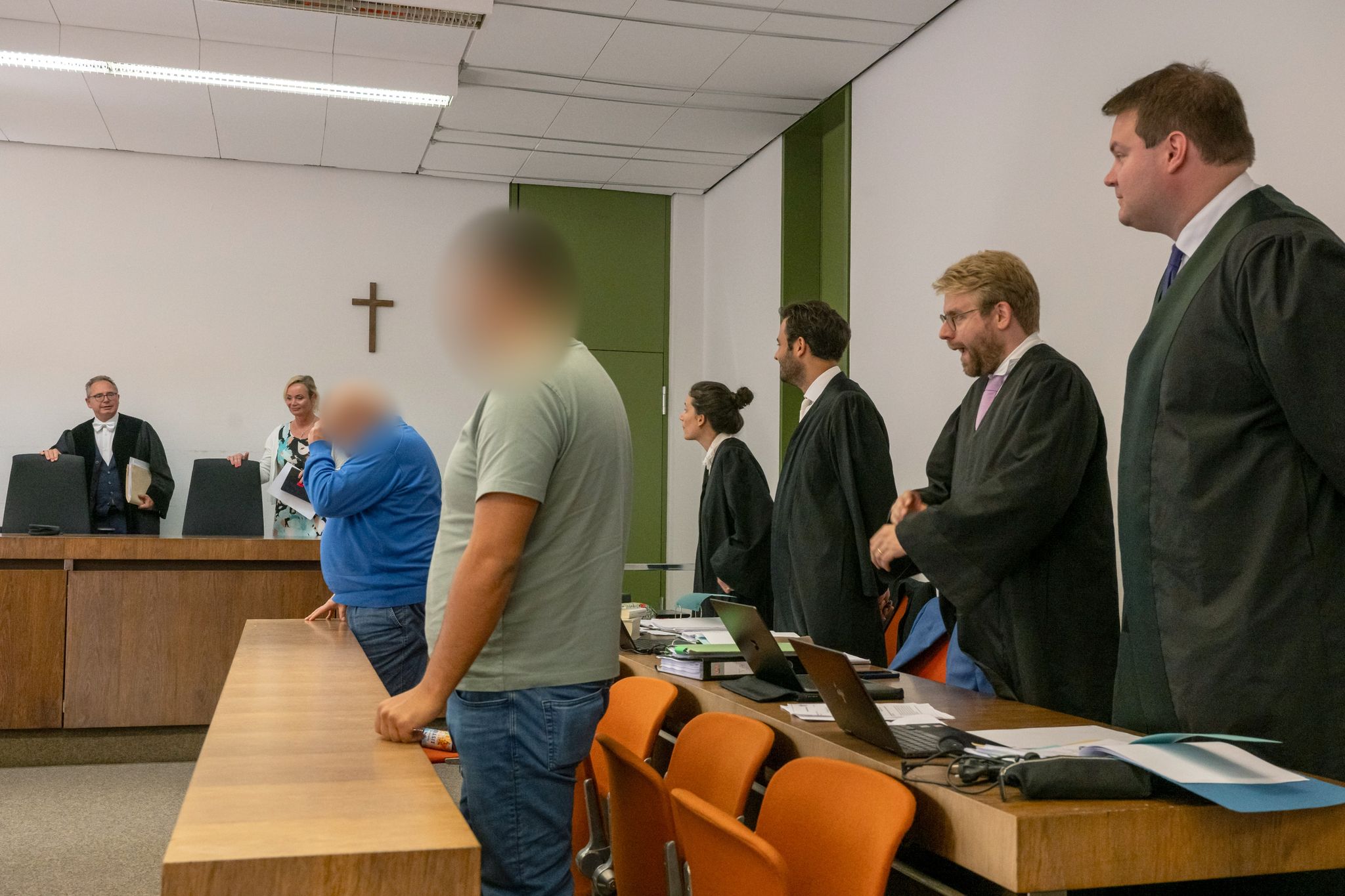 Richter Martin Hofmann (l.) sowie die beiden Angeklagten (vorne) zum Auftakt des Prozesses. Foto: Peter Kneffel/dpa