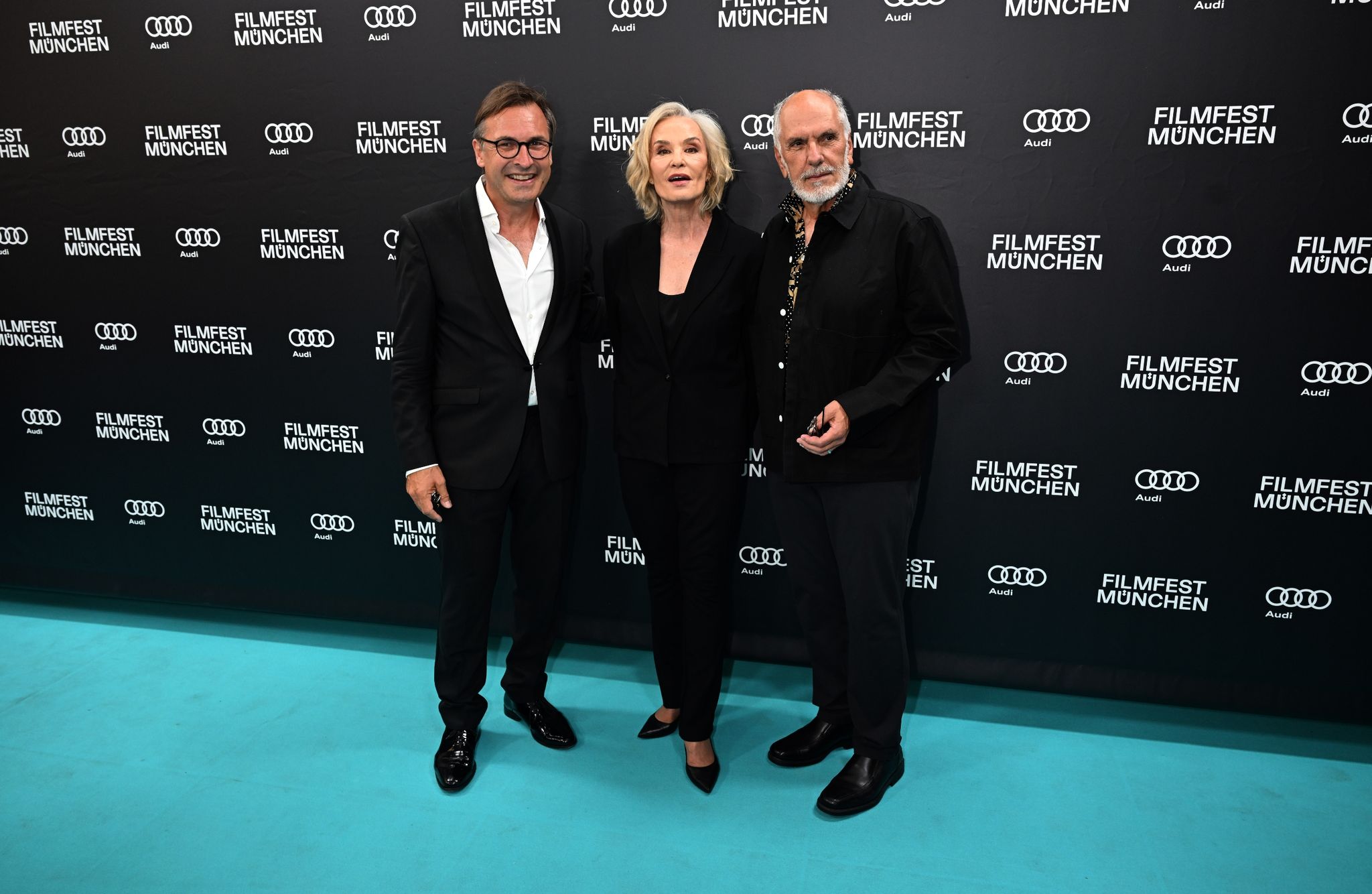 Jessica Lange posiert in München mit Thomas Linsmayer (l), dem Geschäftsführer des Deutschen Theaters, und Filmregisseur Michael Cristofer für die Fotografen. Foto: Felix Hörhager/dpa