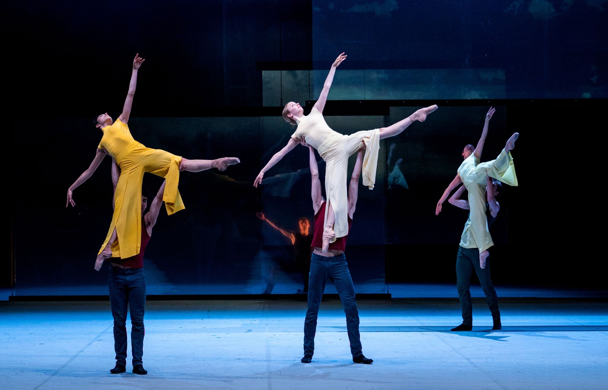 Balletttänzer Tänzerinnen und Tänzer führen in der Hamburger Staatsoper das Stück «Epilog» von John Neumeier auf. Foto: Daniel Bockwoldt/dpa/Daniel Bockwoldt