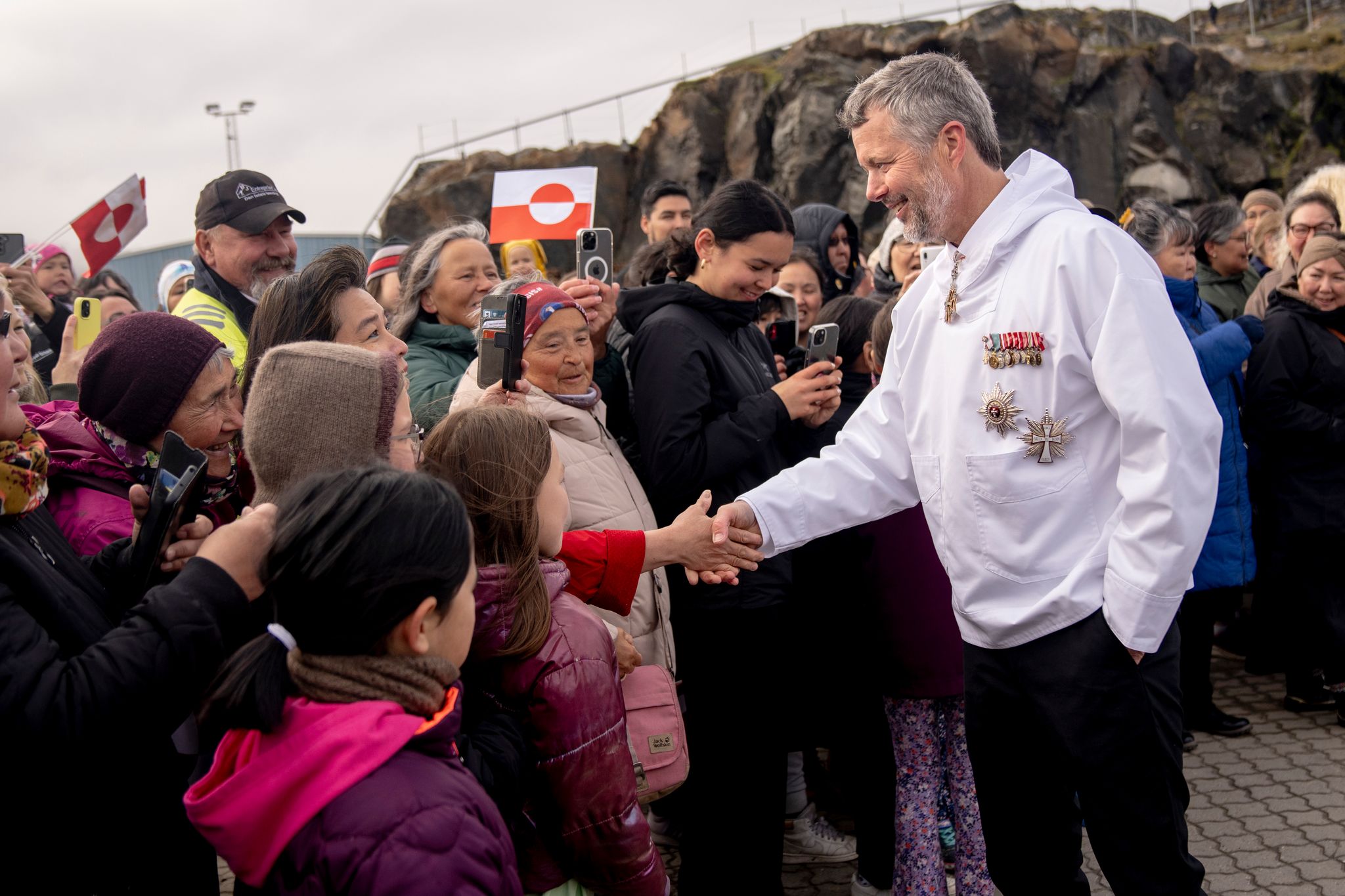 Royaler Besuch auf größter Insel der Erde: Dänemarks König Frederik X. ist in dieser Woche in Grönland zu Gast. Foto: Ida Marie Odgaard/Ritzau Scanpix Foto via AP/dpa