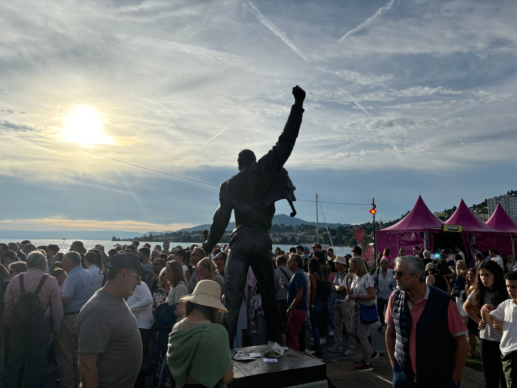 Besucher drängen sich am Denkmal für einen der berühmtesten Montreux-Besucher, Freddie Mercury, vor dem Eingang der Seebühne. Foto: Christiane Oelrich/dpa