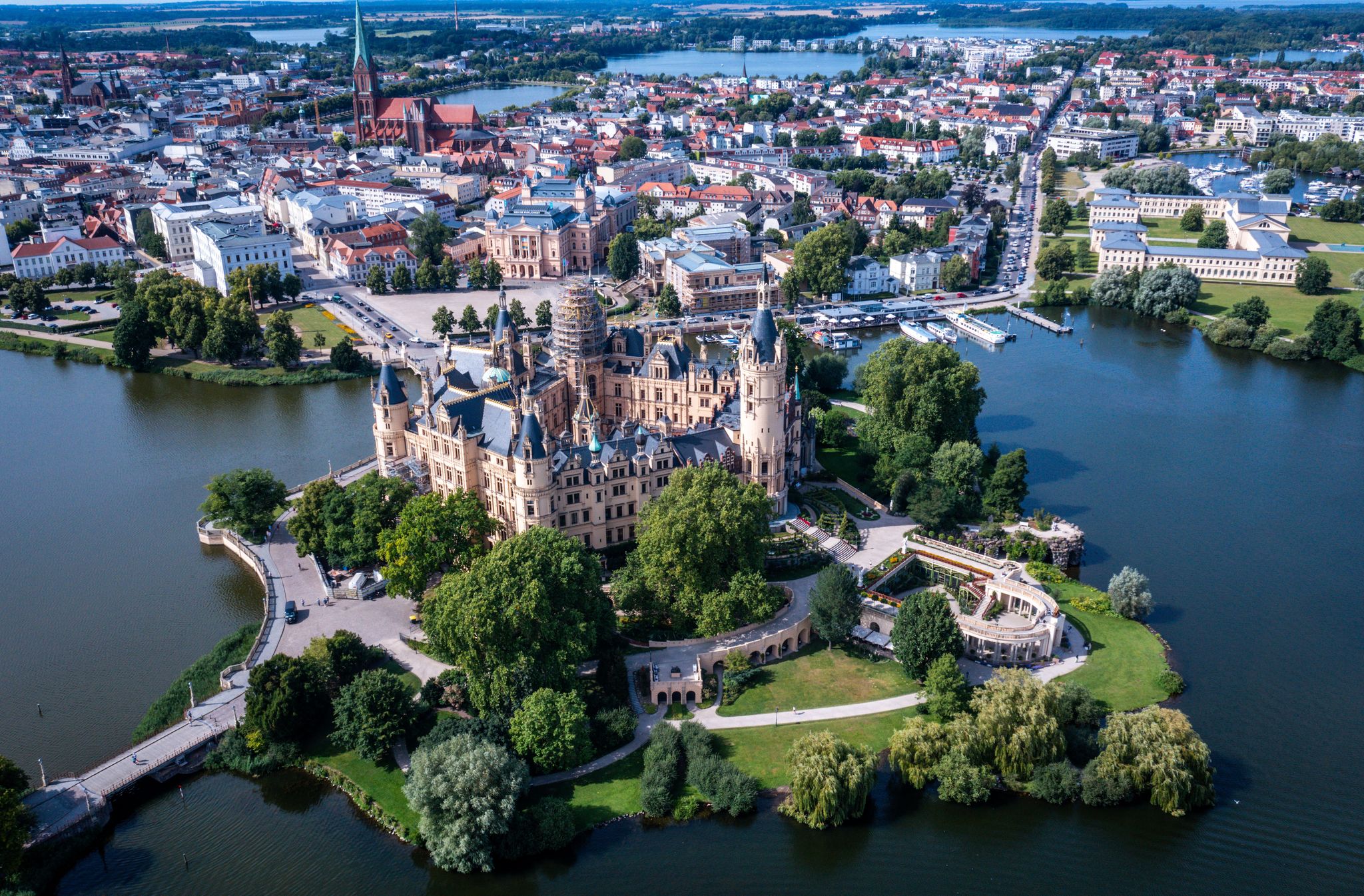 Das Schloss ist das Wahrzeichen von Schwerin. Die einstige Residenz der mecklenburgischen Herzöge soll Weltkulturerbe werden. Foto: Jens Büttner/dpa