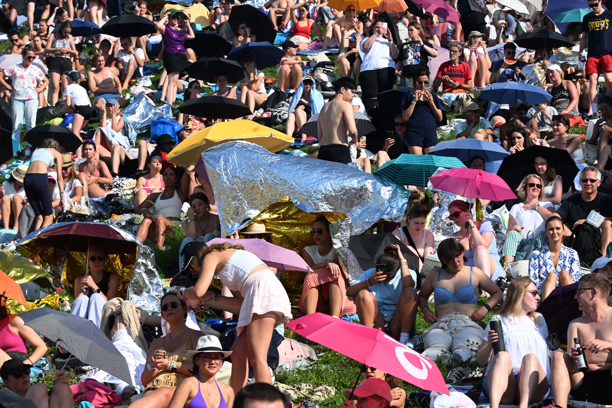 Vor dem vorletzten Konzert von Superstar Taylor Swift harrten die Fans stundenlang bei Hitze vor dem Olympiastadion aus. Foto: Felix Hörhager/dpa