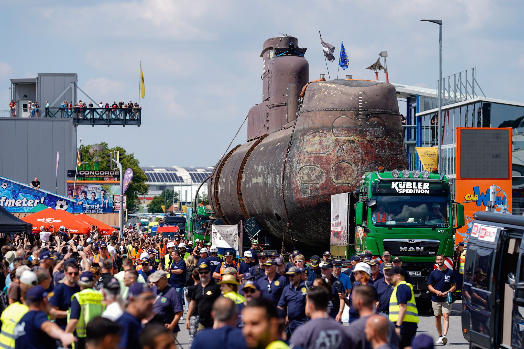 Das Marine-U-Boot U17 kommt in Sinsheim an. Foto: Uwe Anspach/dpa