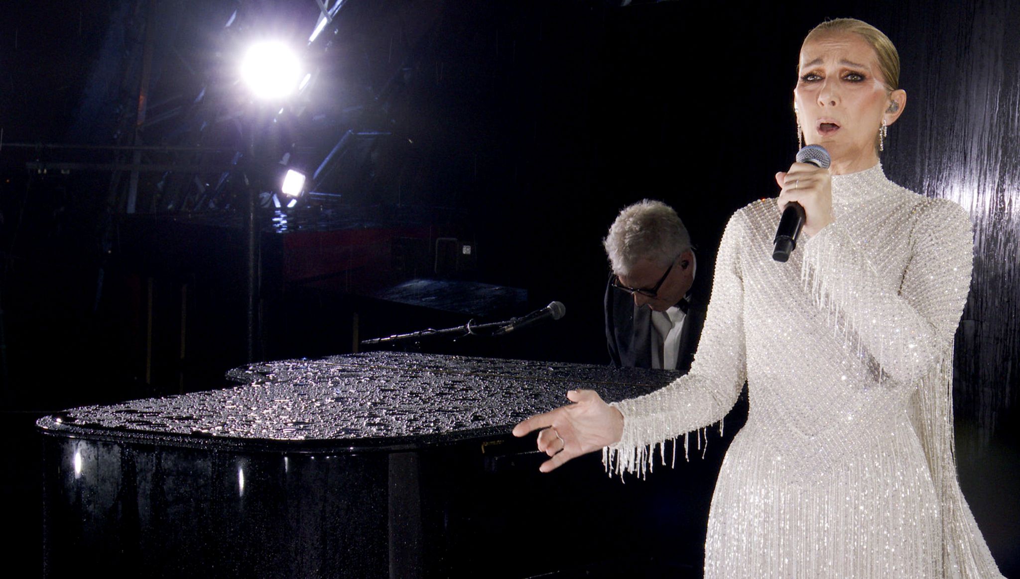 Céline Dion feiert nach krankheitsbedingter Pause bei der Olympia-Eröffnungsfeier ihr Comeback Foto: Uncredited/Olympic Broadcasting Services/AP