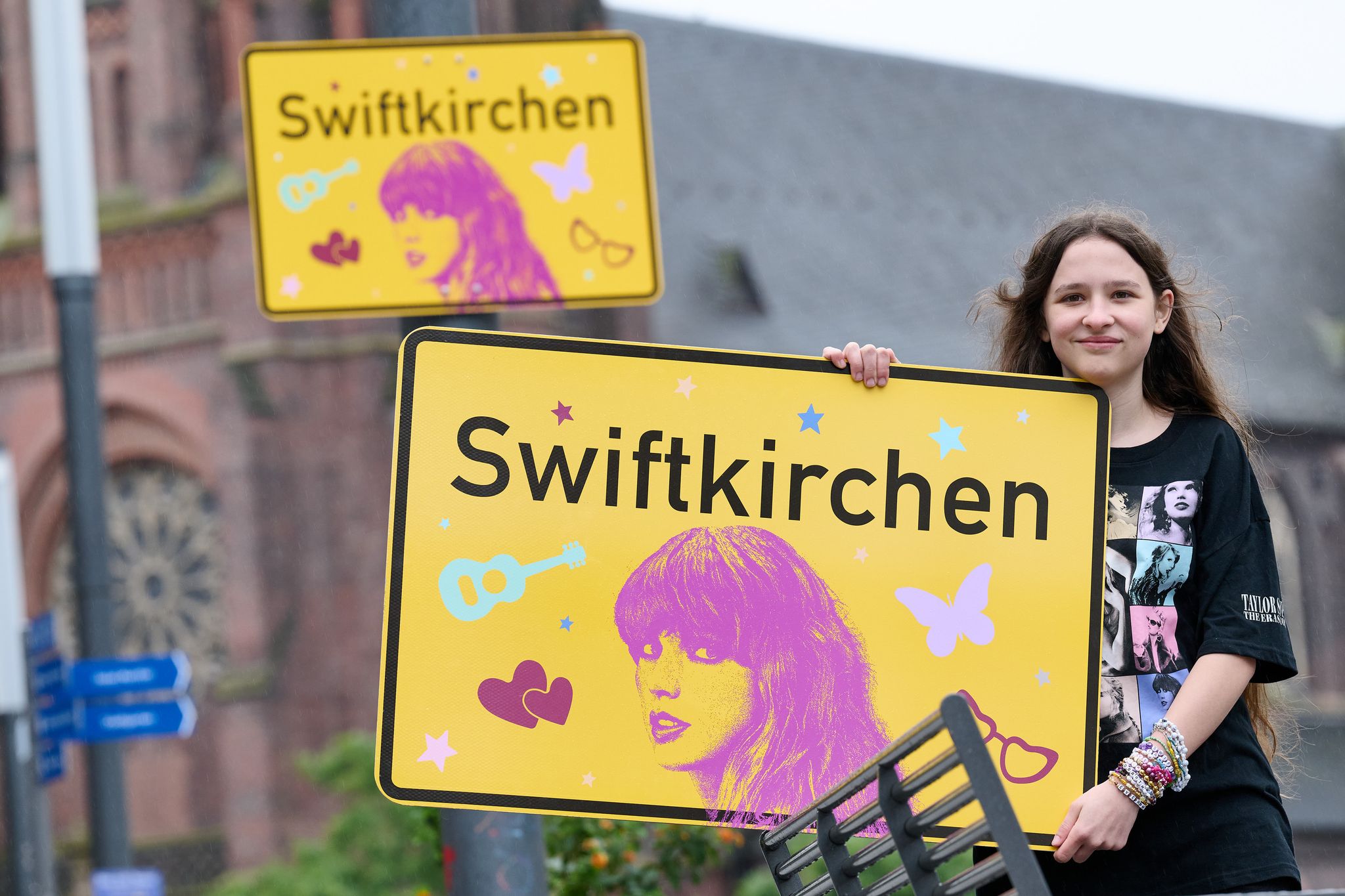 Die Stadt Gelsenkirchen wird im Juli Schauplatz für die «Eras Tour» von Superstar Taylor Swift - und gibt zu Ehren der Musikerin einen neuen Namen. Enthüllt wurde das «Swiftkirchen» von Swift-Fan Aleshanee Westhoff. Foto: Bernd Thissen/dpa