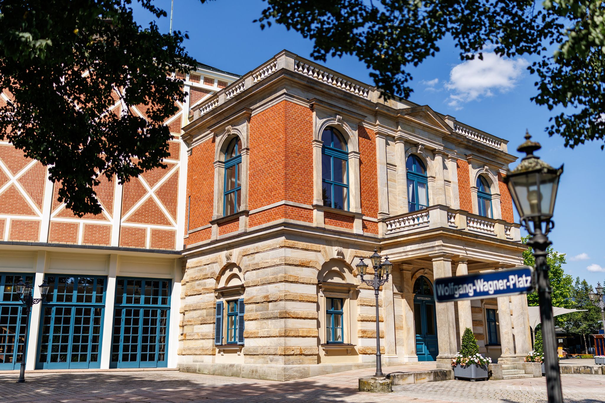 Im Bayreuther Festspielhaus gibt es 2025 neue «Meistersinger». Foto: Daniel Karmann/dpa
