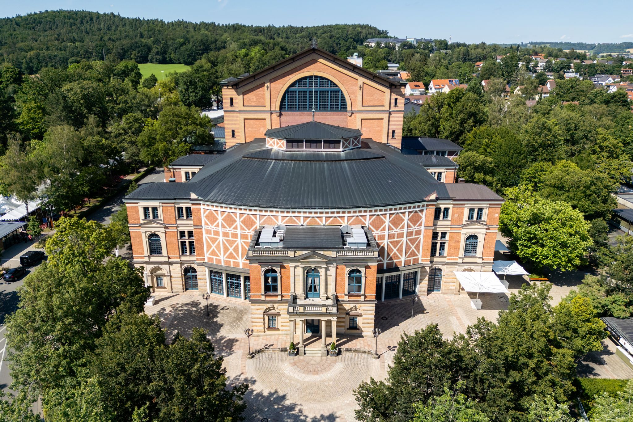 Das einzigartige Bayreuther Festspielhaus aus der Luft. (Drohnenaufnahme) Foto: Daniel Karmann/dpa