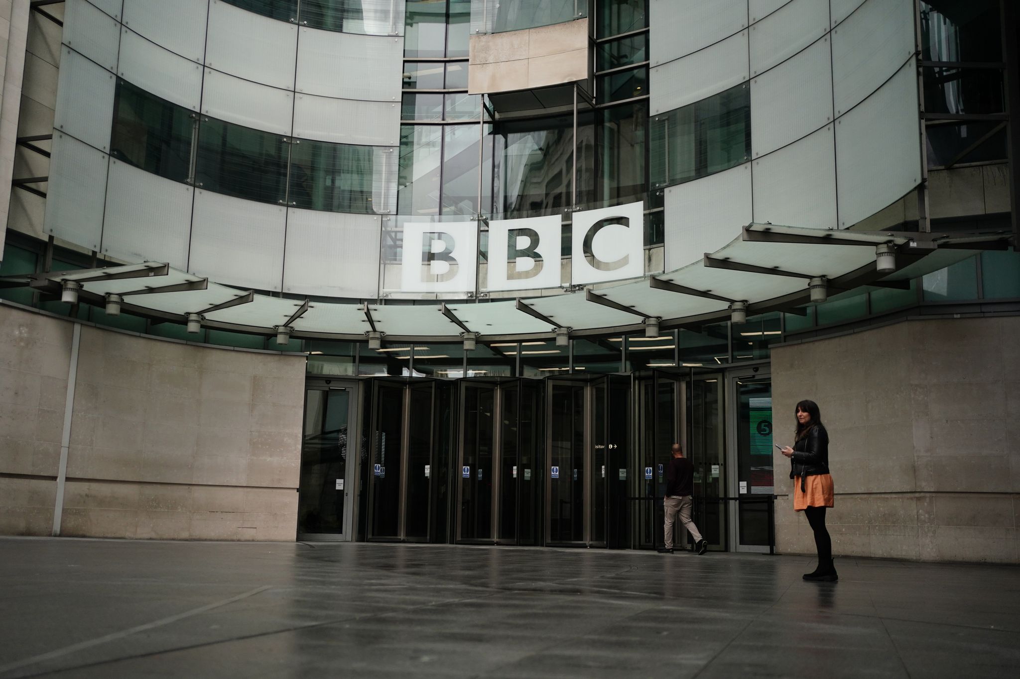 Die BBC will in den kommenden zwei Jahren 500 Stellen streichen Foto: Jordan Pettitt/PA Wire/dpa