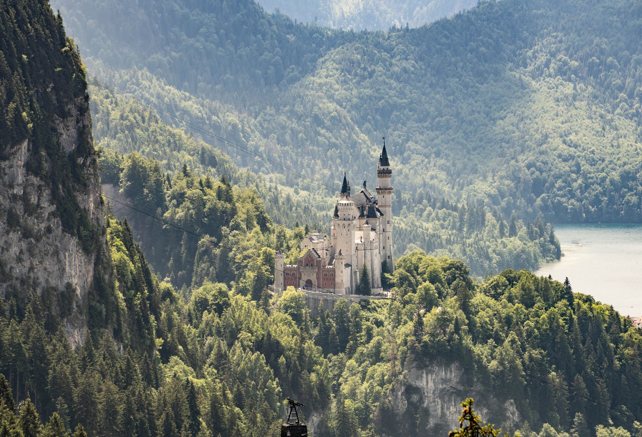 Neuschwanstein bei Schwangau im Allgäu gehört zu den berühmtesten Schlössern der Welt. Mitte 2025 wird die Unesco in Bulgarien entscheiden, ob es Welterbe wird. (Archiv) Foto: Frank Rumpenhorst/dpa