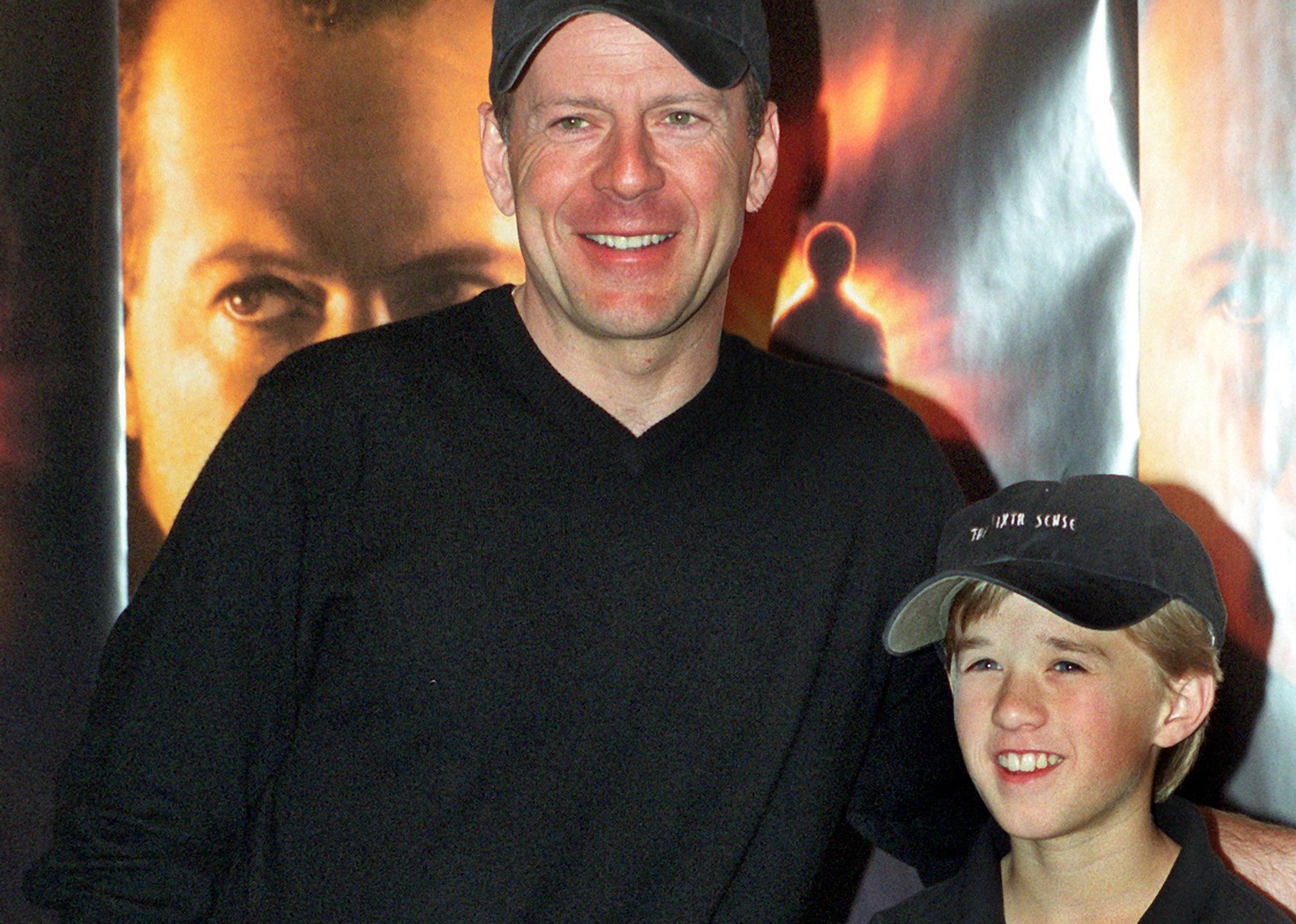 Bruce Willis und der damals 11-jährige Haley Joel Osment im Jahr 1999. Foto: Peer Grimm/dpa