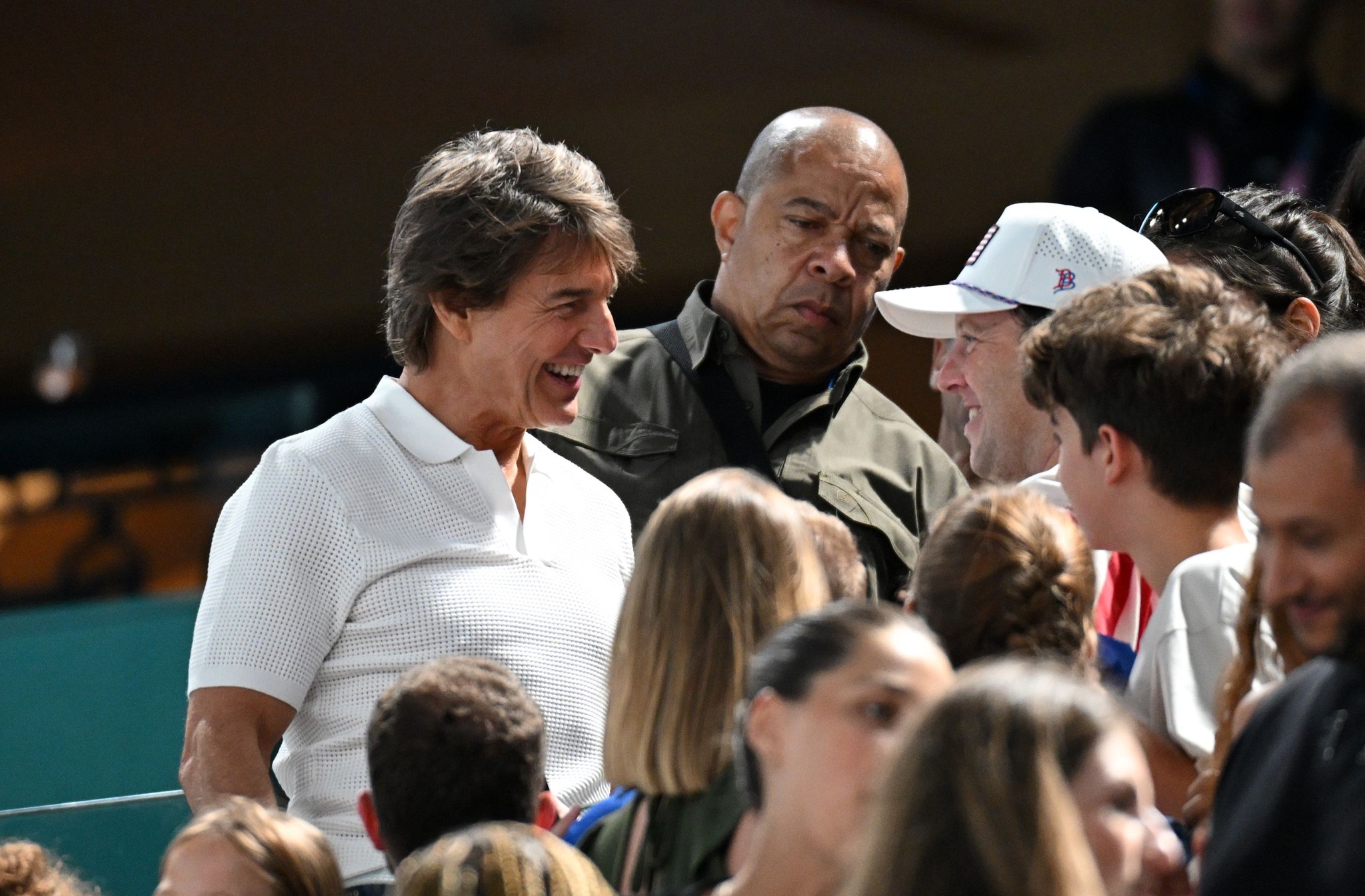 Schauspieler Tom Cruise beim Turnen auf der Tribüne. Foto: Marijan Murat/dpa