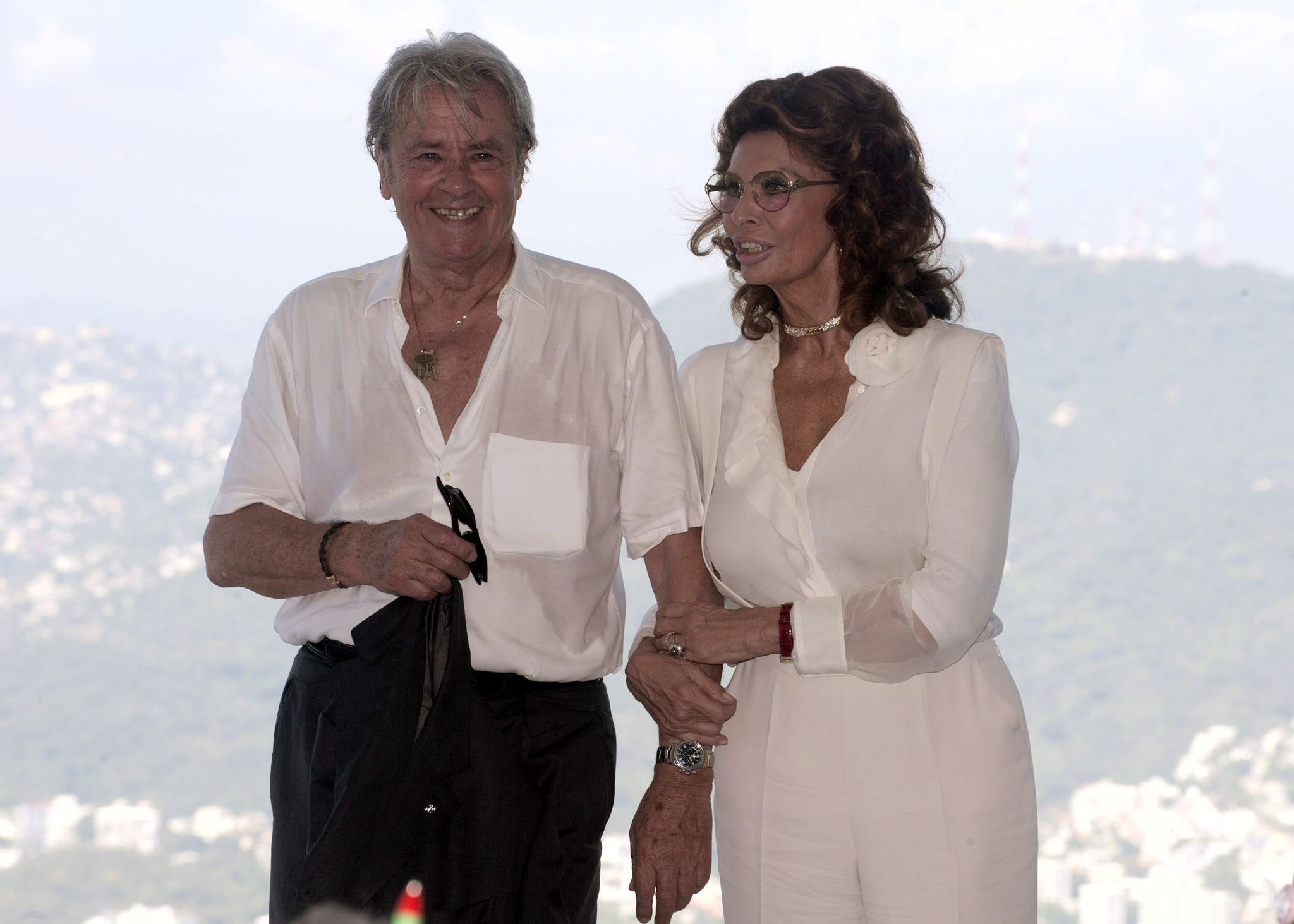 Alain Delon und Sophia Loren waren oft bei gemeinsamen öffentlichen Auftritten zu sehen. Foto: Jesús Espinosa/EFE/dpa