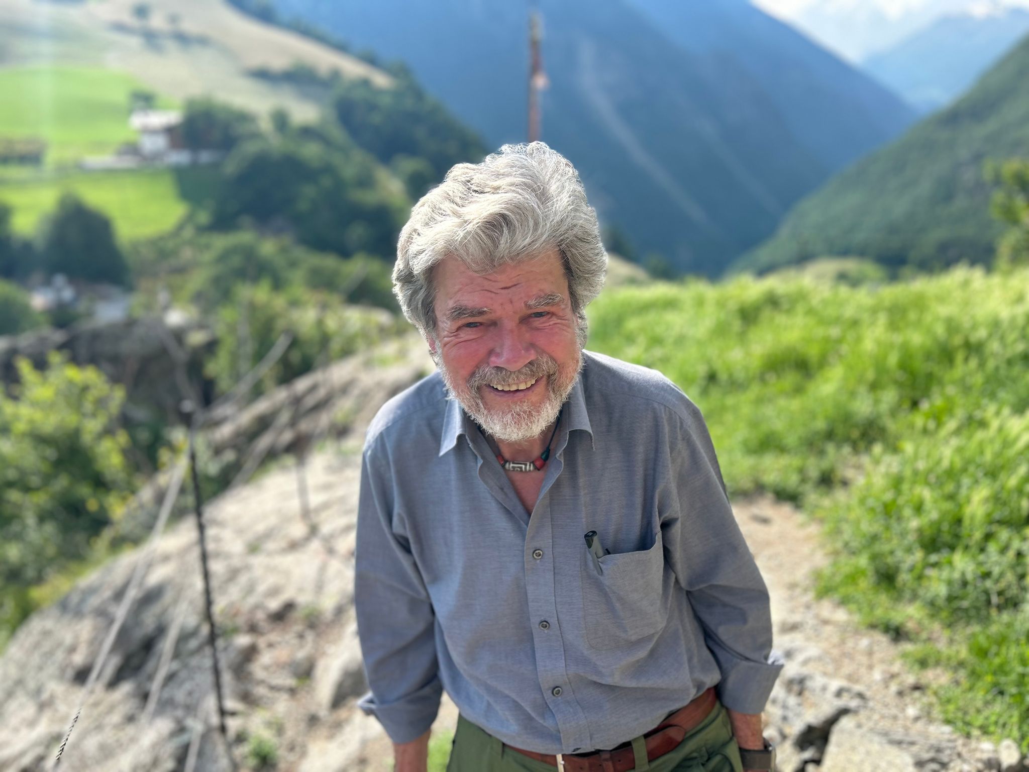 Bergsteiger-Legende Messner amüsiert sich über Outdoor-Klamotten in Fußgängerzonen. (Archivbild) Foto: Christoph Sator/dpa