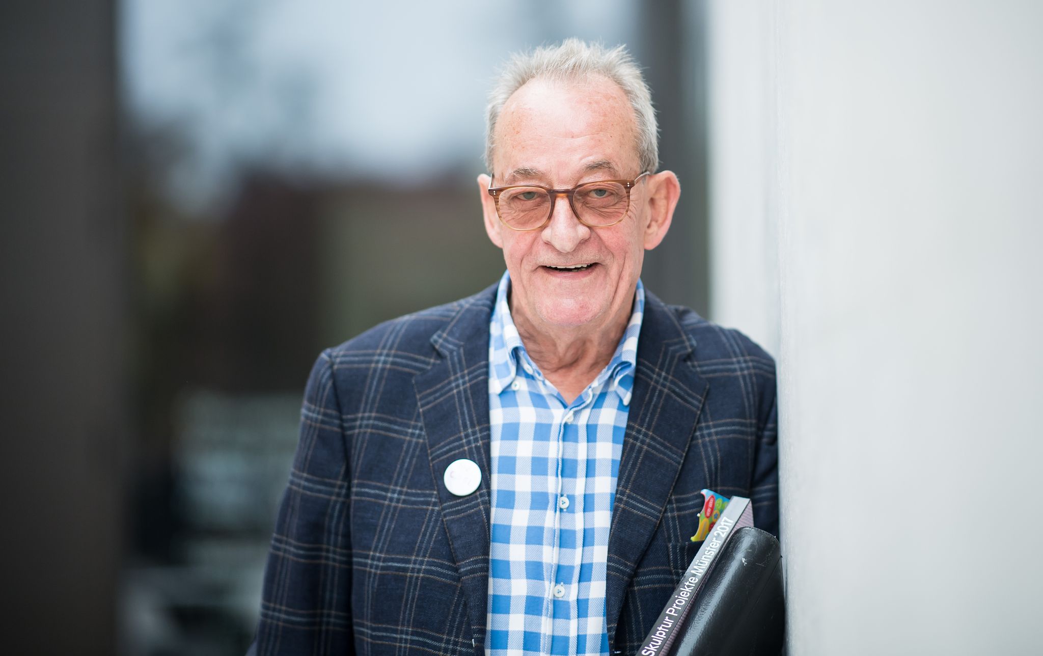 Kasper König bei einer Ausstellung im Jahr 2017 in Münster. Der Kunstprofessor ist im Alter von 80 Jahren gestorben. Foto: Guido Kirchner/dpa