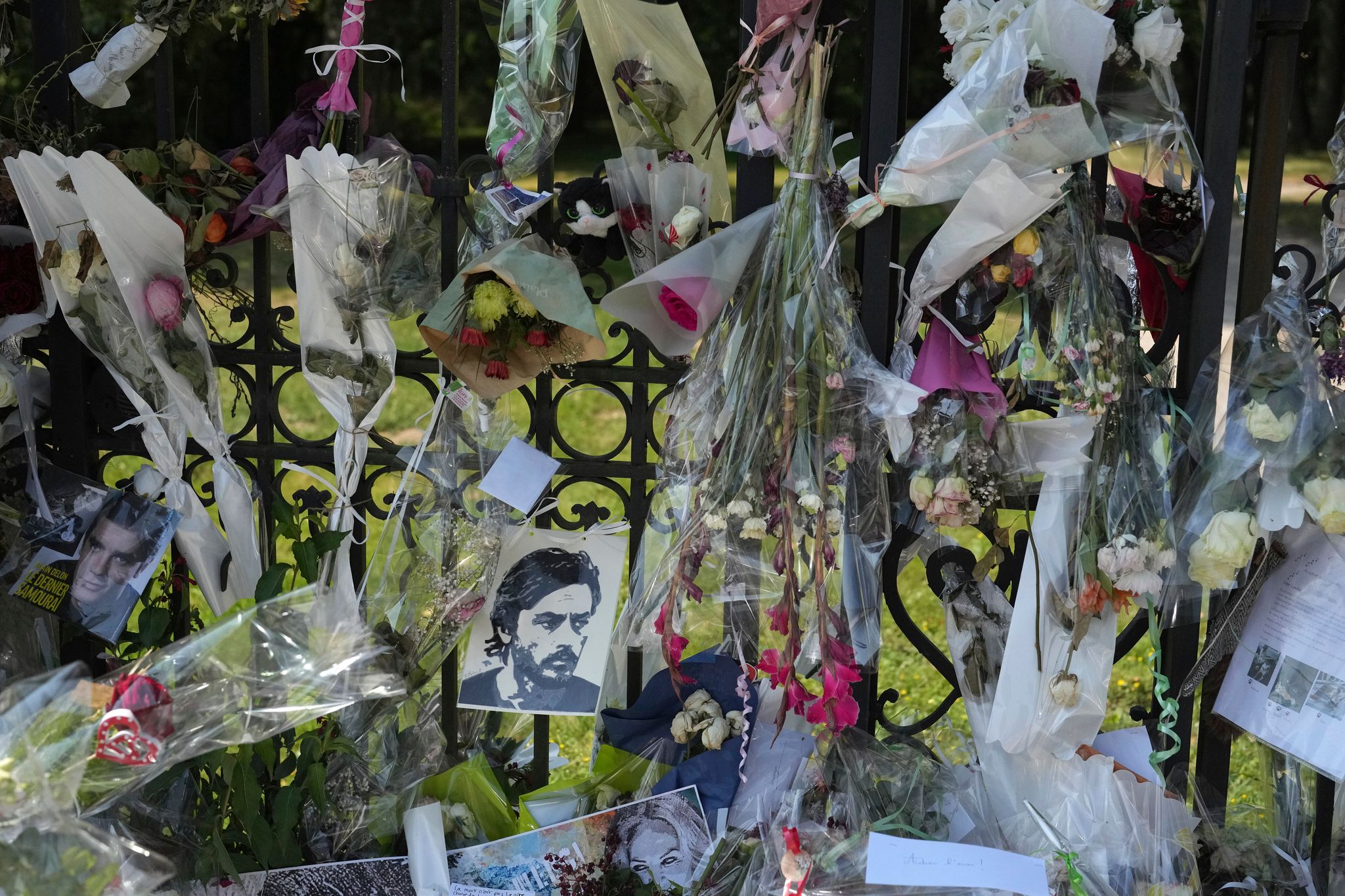 Die Fans der Filmlegende legten Blumen ab und trugen sich in ein Kondolenzbuch ein. Foto: Thibault Camus/AP/dpa