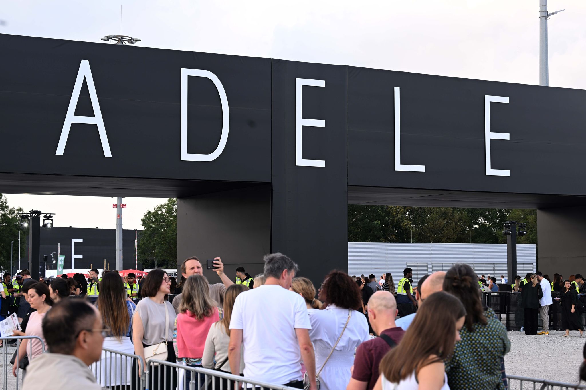 Besucher sind auf dem Weg zu einem Konzert der britischen Sängerin Adele. Foto: Felix Hörhager/dpa