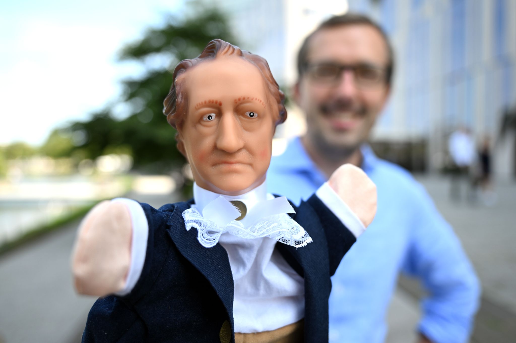 Johann Wolfgang von Goethe bewahrt selbst als Kasperlfigur seine Würde. Foto: Federico Gambarini/dpa