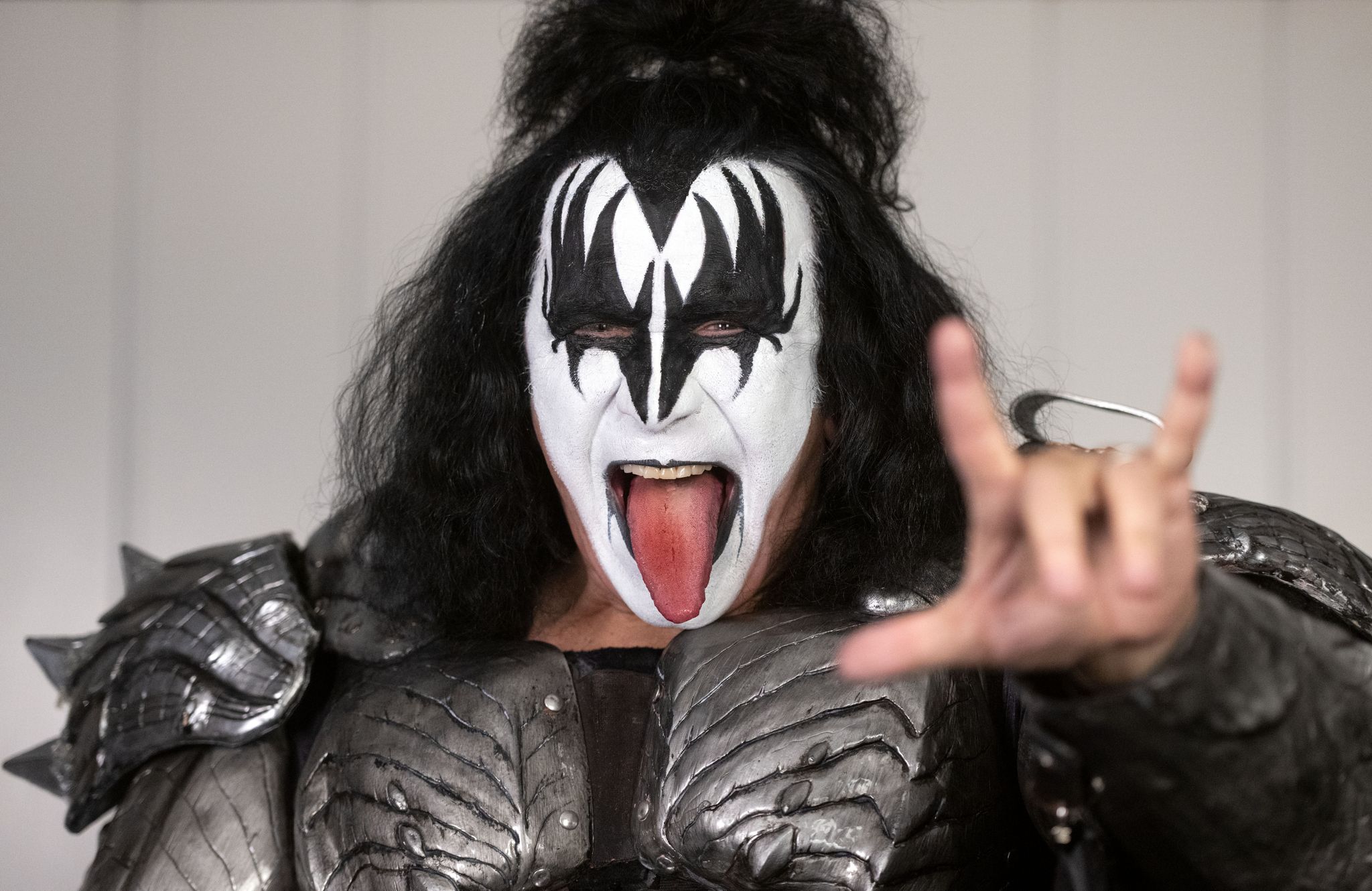 Seine große Zunge ist sein Markenzeichen: Gene Simmons alias «The Demon» Foto: Bernd Thissen/dpa