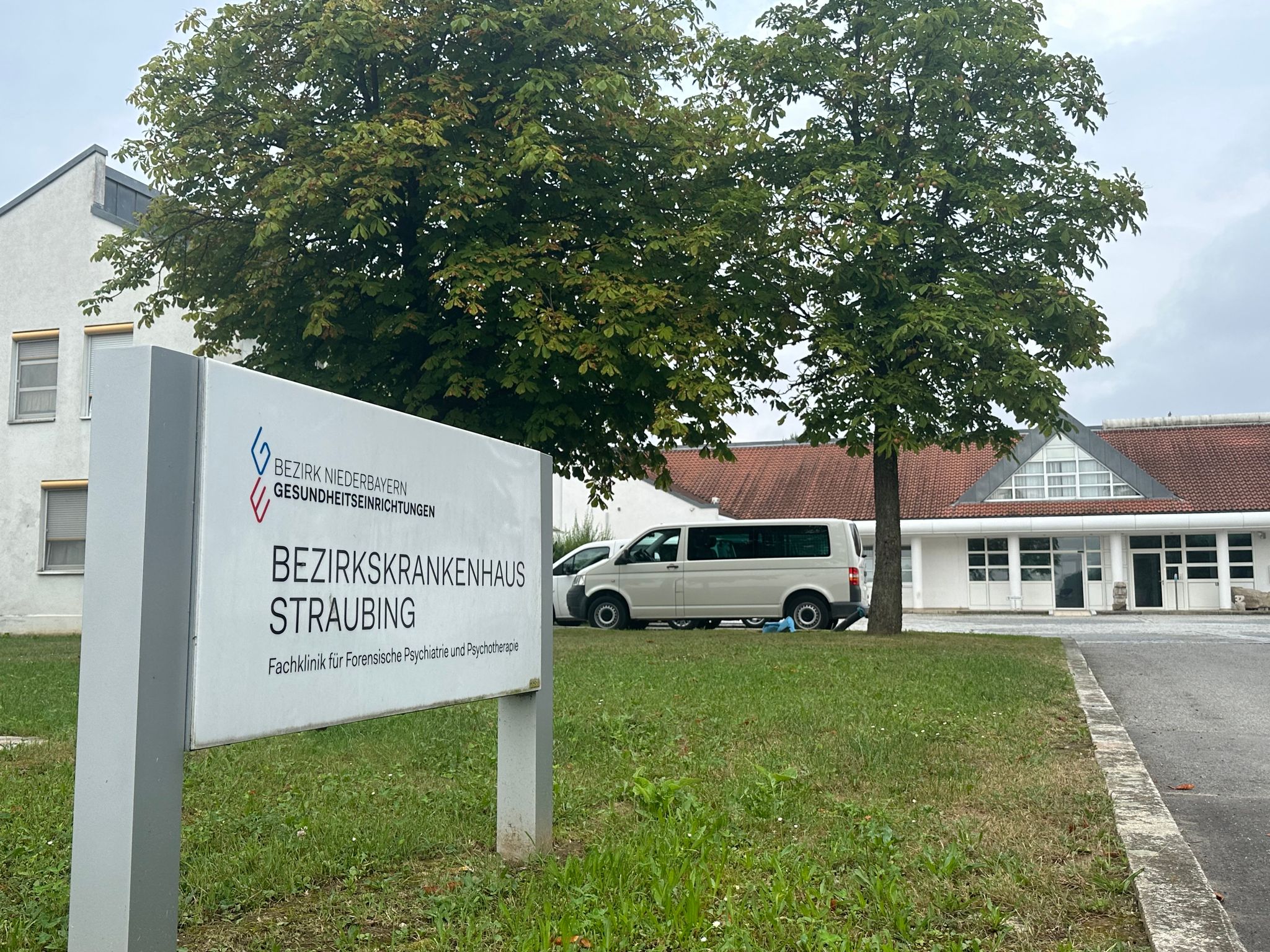 Vier Männer sind am Samstagabend im niederbayerischen Straubing aus einer geschlossenen Klinik entflohen. Laut Polizei laufen umfangreiche Fahndungsmaßnahmen. Foto: Ute Wessels/dpa