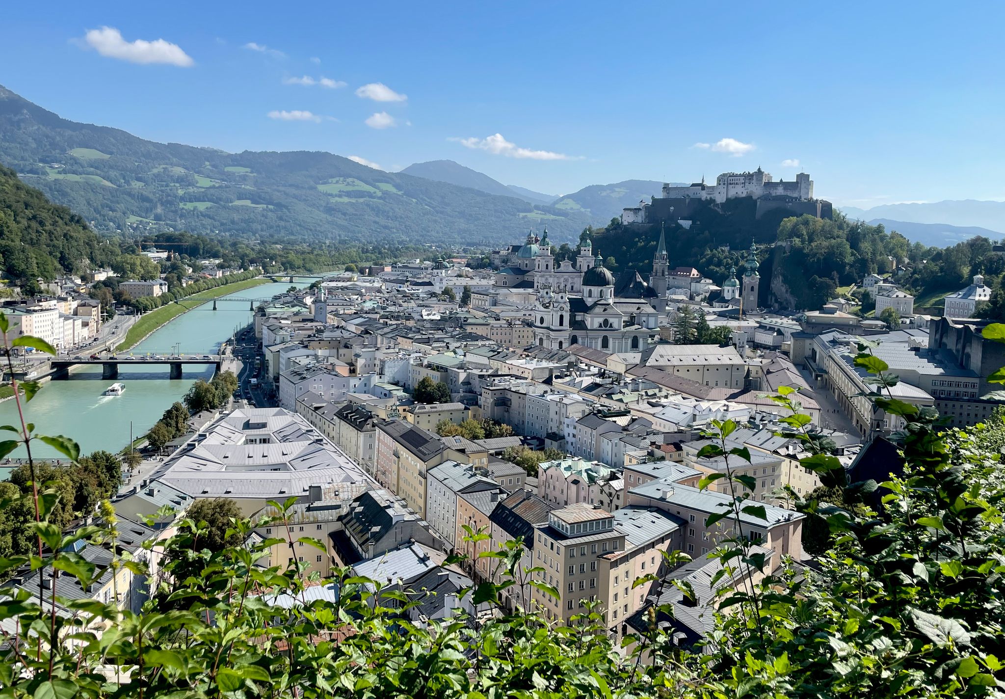 Vom Mönchsberg aus können Touristinnen und Touristen einen guten Blick auf Salzburg bekommen - die Festspiele wollen in dem Berg mehr Platz schaffen. (Archivbild) Foto: Anita Arneitz/dpa-tmn