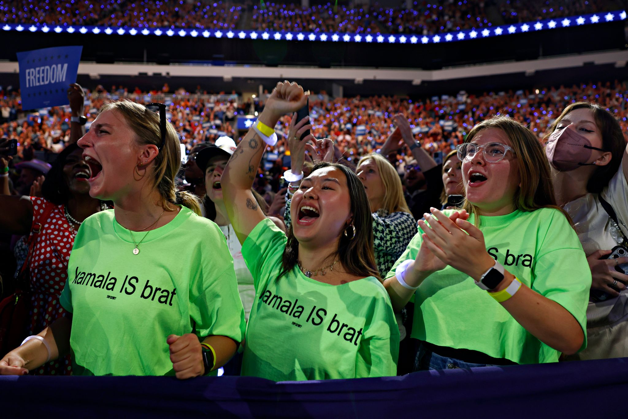 Unterstützerinnen der US-Präsidentschaftskandidatin Kamala Harris jubeln in neongrünen T-Shirts mit der Aufschrift «Kamala is brat» während einer Wahlkampfveranstaltung. «Brat» (übersetzt: Göre) war ein In-Wort dieses Sommers. (Archivbild) Foto: Yalonda M. James/San Francisco Chronicle/AP/dpa