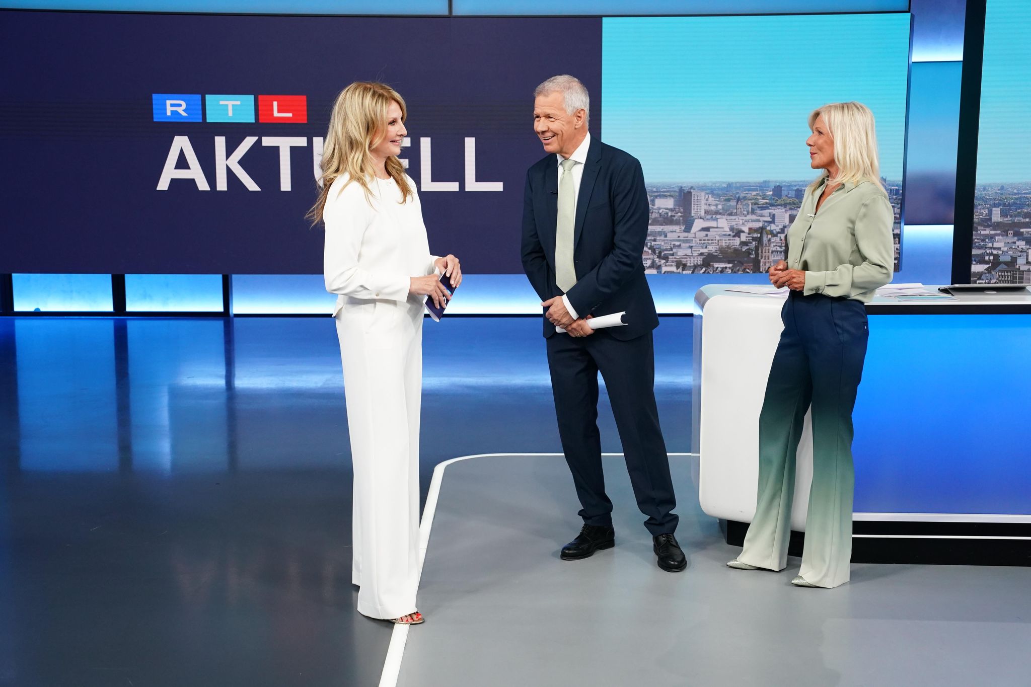 Während der Abendnachrichten überrascht Frauke Ludowig die beiden Moderatoren Peter Kloeppel und Ulrike von der Groeben in ihrer letzten «RTL Aktuell»-Ausgabe. Foto: ---/RTL/dpa