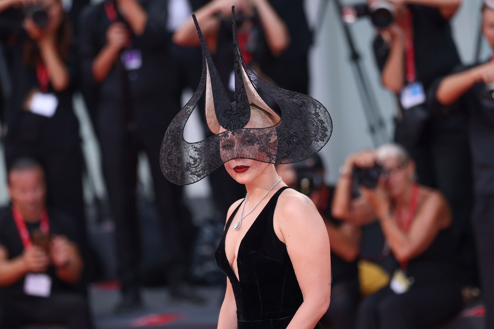 Hunderte Fans schrien bei Lady Gagas Ankunft ihren Namen. Foto: Vianney Le Caer/Invision/AP/dpa