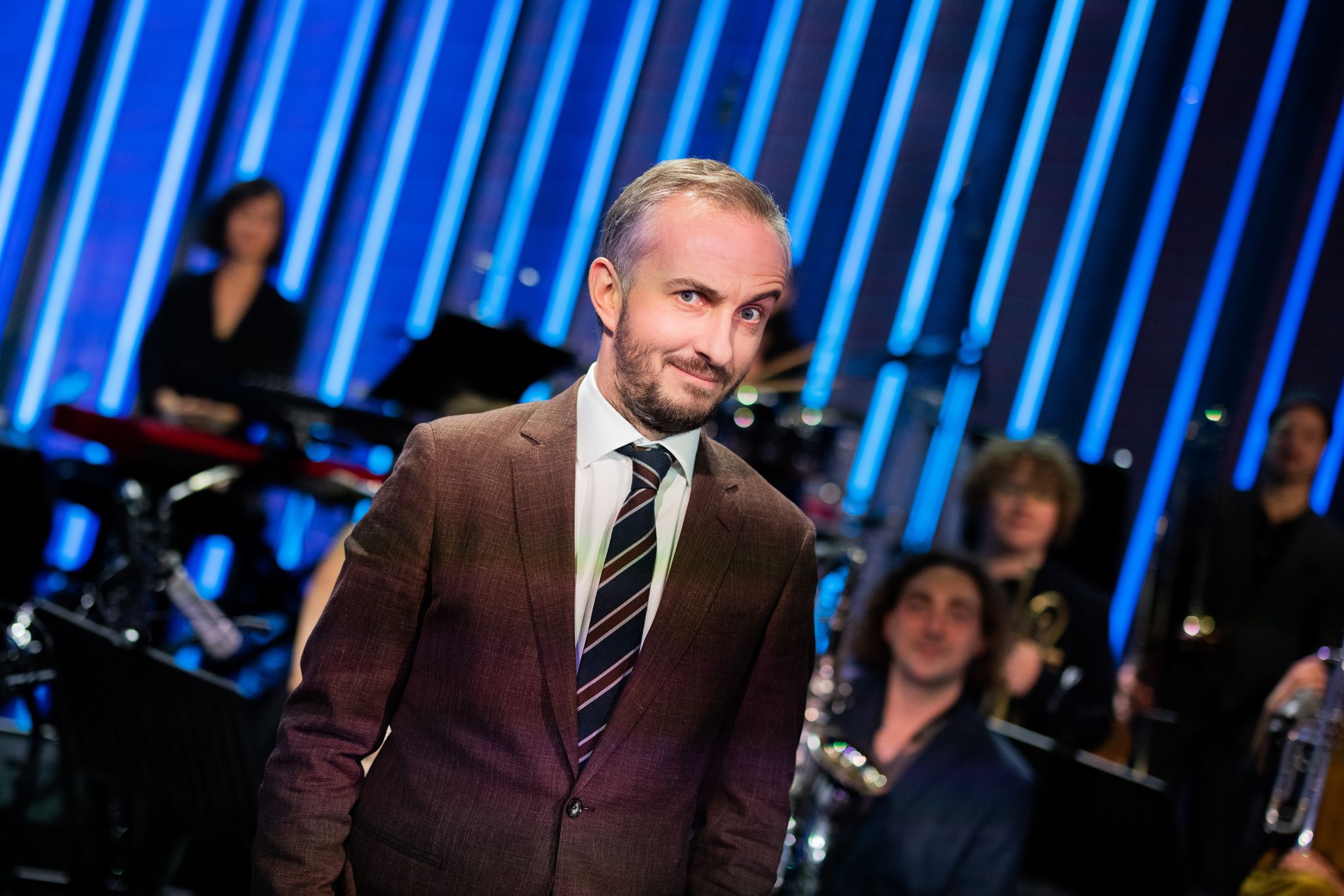 Jan Böhmermann kann mit seiner Show «Lass dich überwachen!» auf bis zu drei Fernsehpreise hoffen. (Archivfoto) Foto: Rolf Vennenbernd/dpa