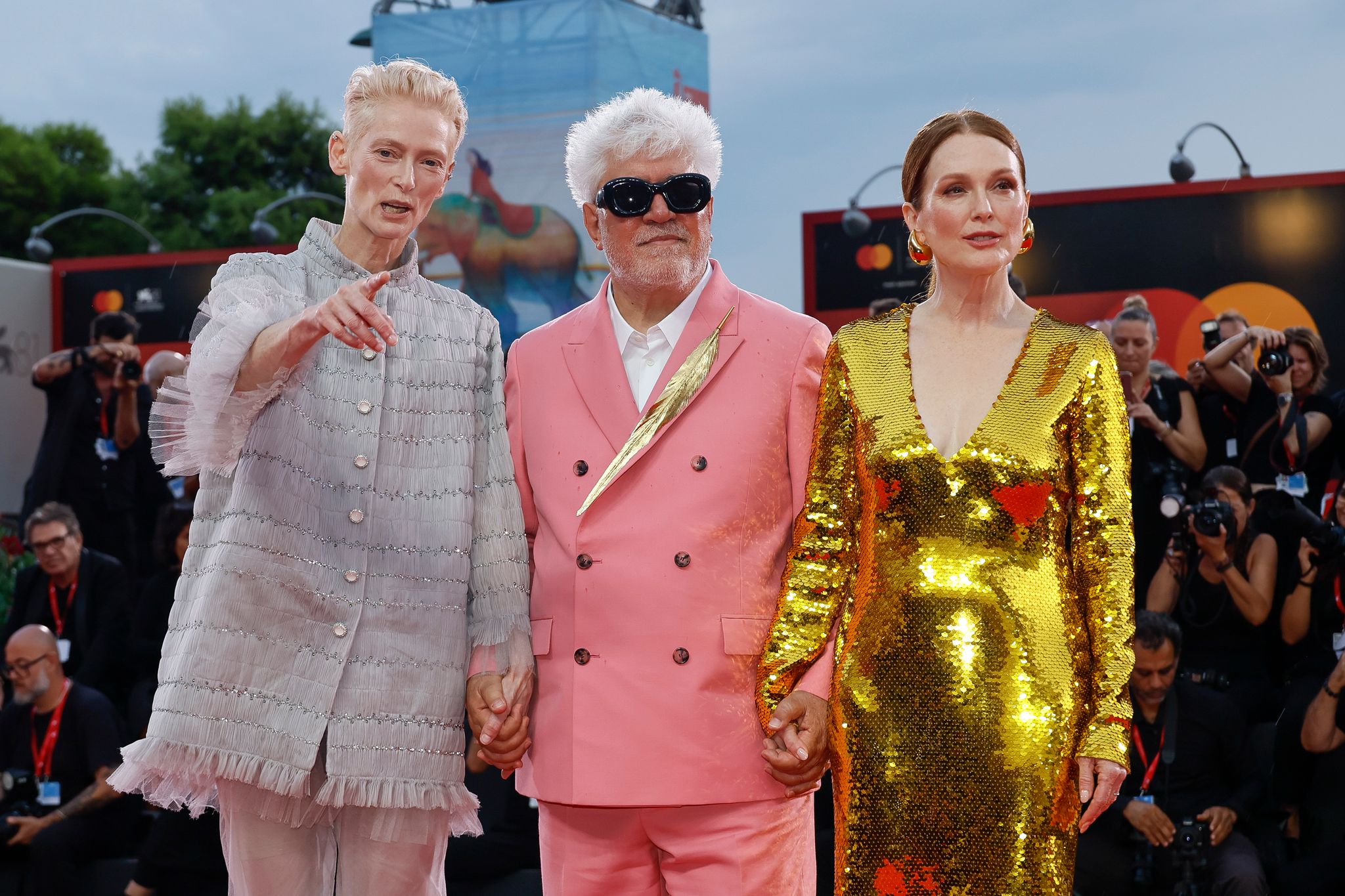 Tilda Swinton, Pedro Almodóvar und Julianne Moore. Foto: Joel C Ryan/Invision/AP/dpa