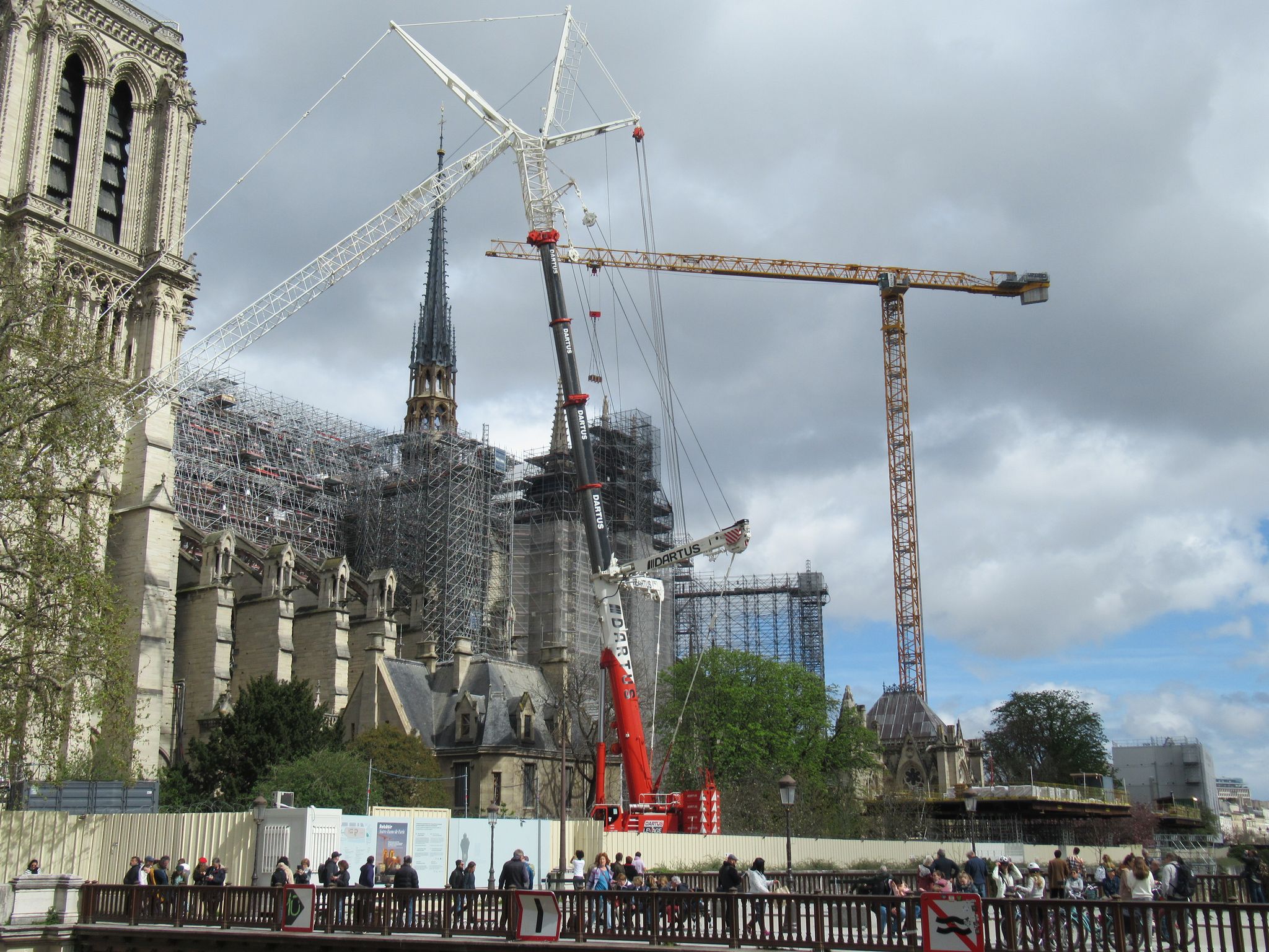 Der Abbau des Baugerüsts an der Pariser Kathedrale Notre-Dame schreitet voran. Die Wiedereröffnung ist für den 8. Dezember geplant. Um den Besucherandrang zu bewältigen, führt die Diözese von Paris nun Online-Reservierungen ein. Foto: Sabine Glaubitz/dpa