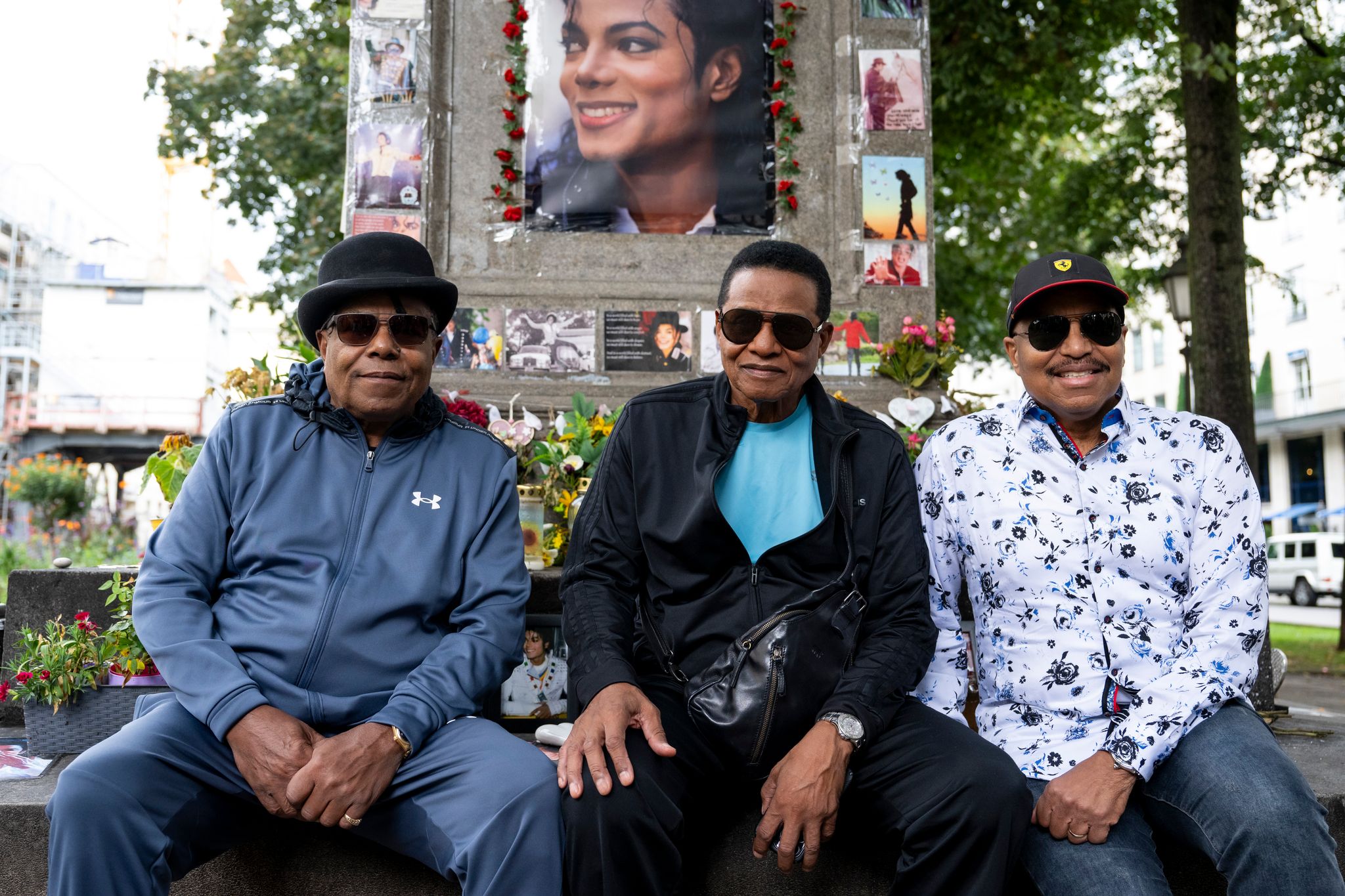 Tito, Jackie und Marlon Jackson haben anlässlich ihres Deutschlandkonzerts in München erstmals das Denkmal für ihren Bruder Michael besucht, der 2009 starb. Foto: Lennart Preiss/dpa