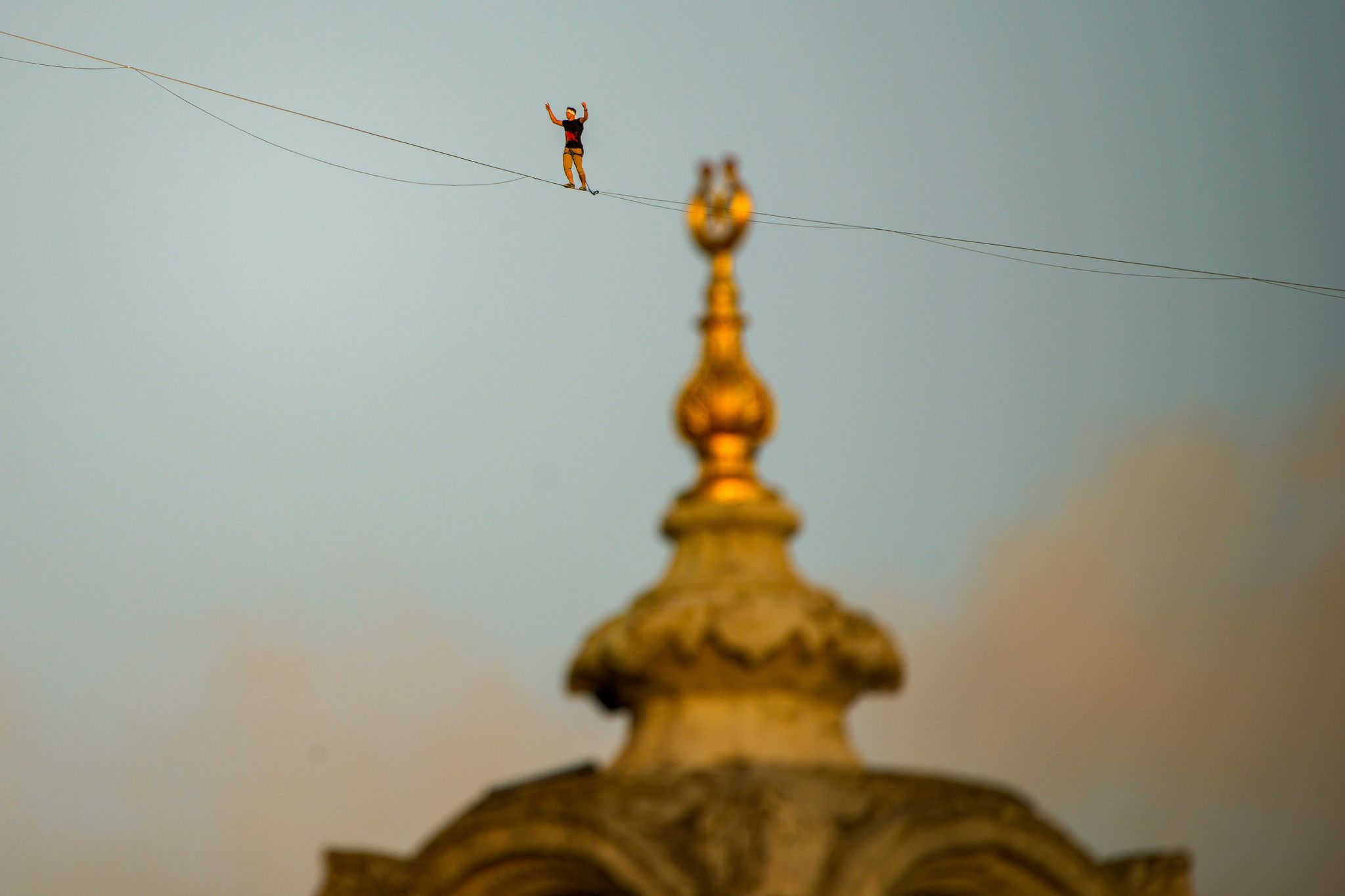 Eine spektakuläre Leistung. Foto: Emrah Gurel/AP/dpa