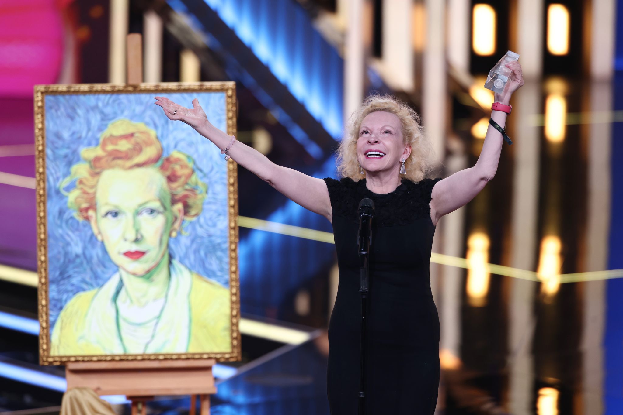 Sunnyi Melles jubelt - ihr wurde der Deutsche Fernsehpreis zuerkannt. Foto: Rolf Vennenbernd/dpa