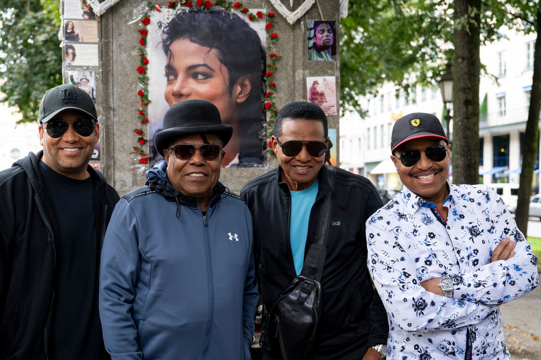 Tito Jackson (Zweiter von links) war mit seinen Brüdern Jackie und Marlon sowie seinem Sohn Taryll erst vor einer Woche in München. (Archivbild) Foto: Lennart Preiss/dpa