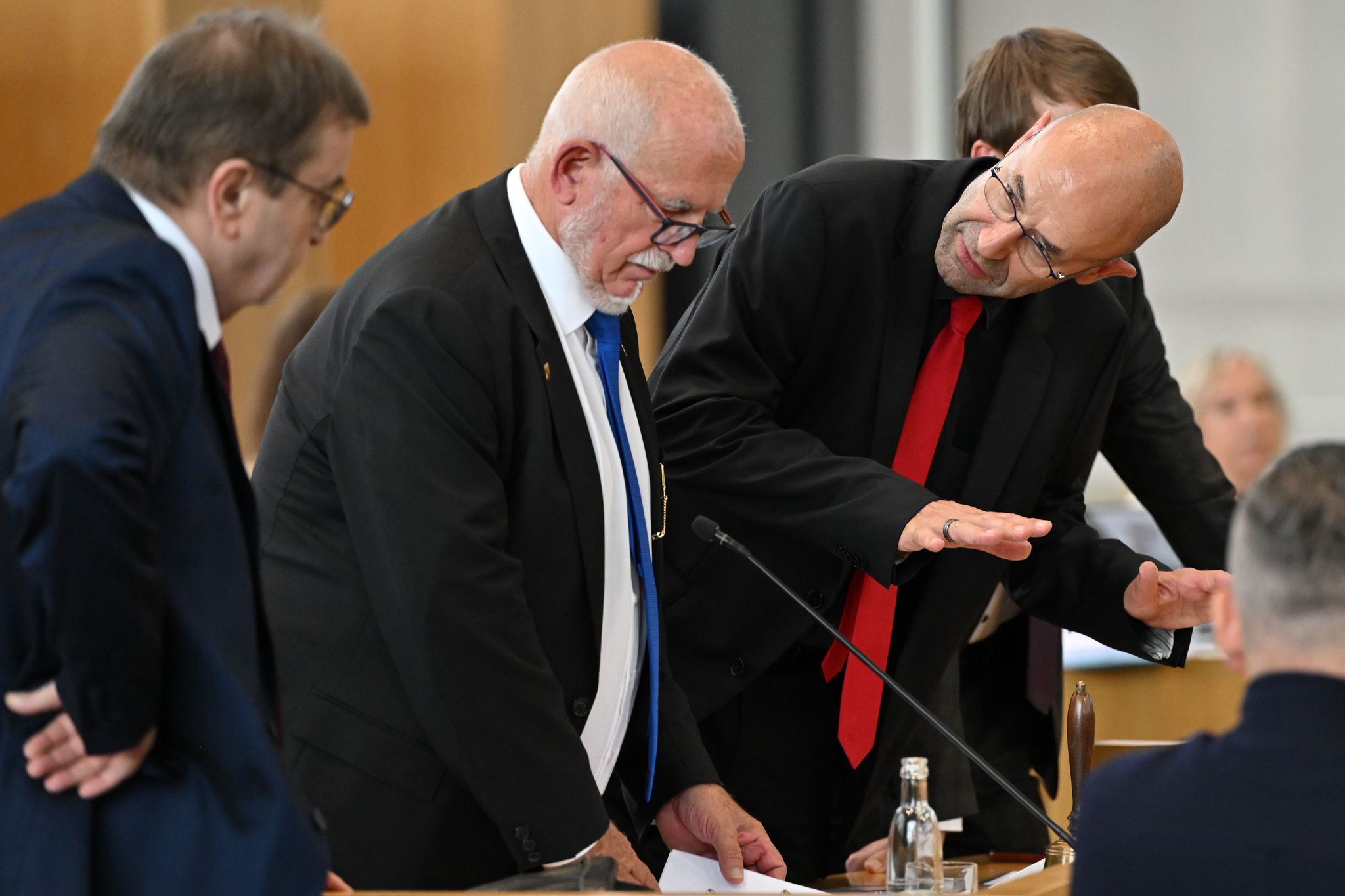 Bei der ersten Sitzung des Thüringer Landtags gibt es scharfe Kritik an den Alterspräsidenten der AfD, Jürgen Treutler (Mitte).  Foto: Martin Schutt/dpa