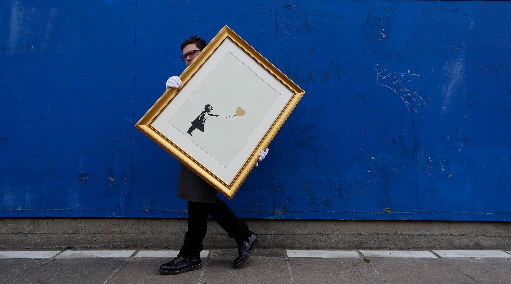 «Girl With Balloon» ist eines der bekanntesten Werke des Künstlers. (Archivbild) Foto: Kirsty Wigglesworth/AP/dpa