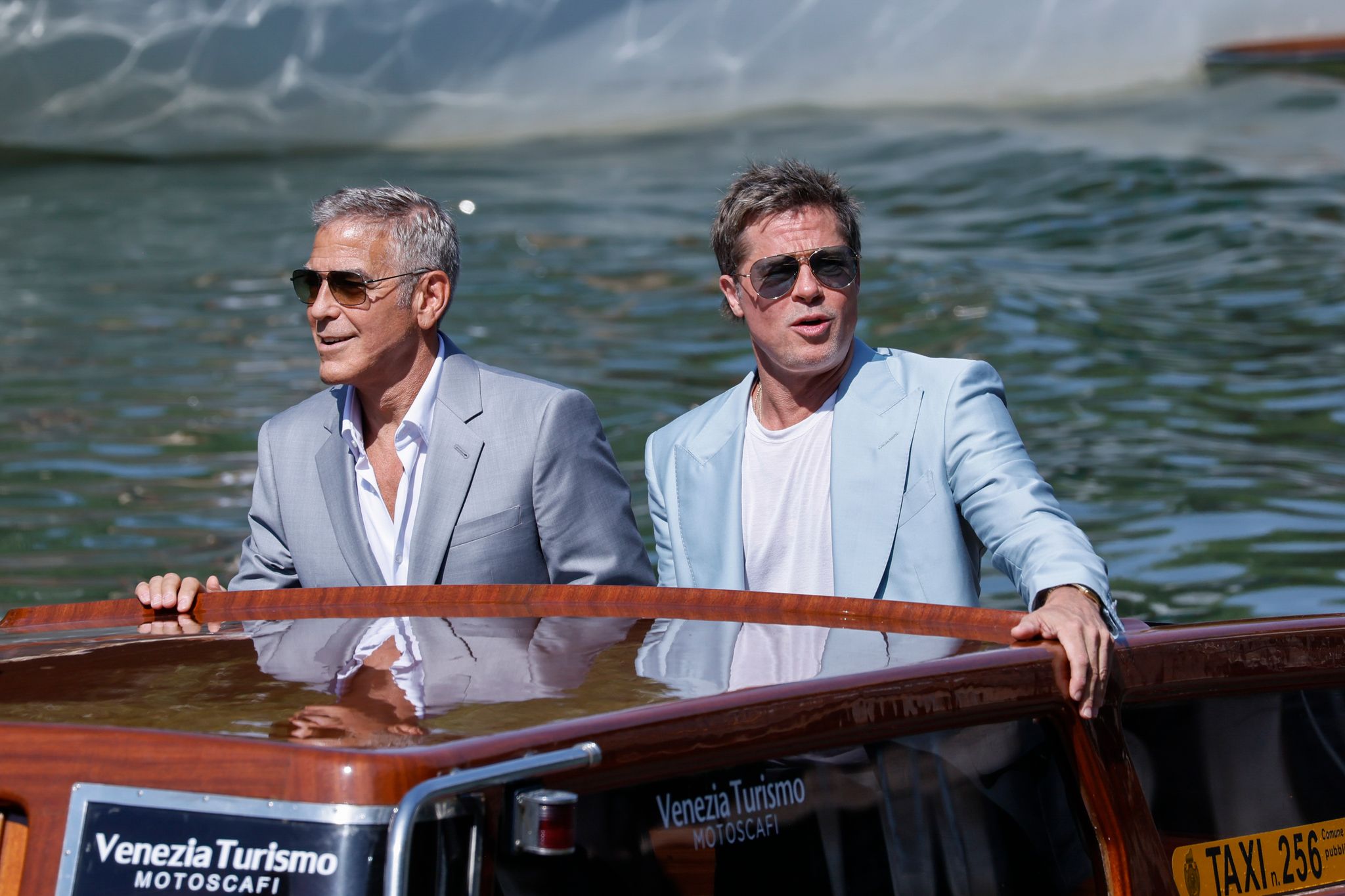 Brad Pitt (r) und George Clooney sind für die Premiere ihres neuen Films nach Venedig gekommen. Foto: Joel C Ryan/Invision/AP/dpa