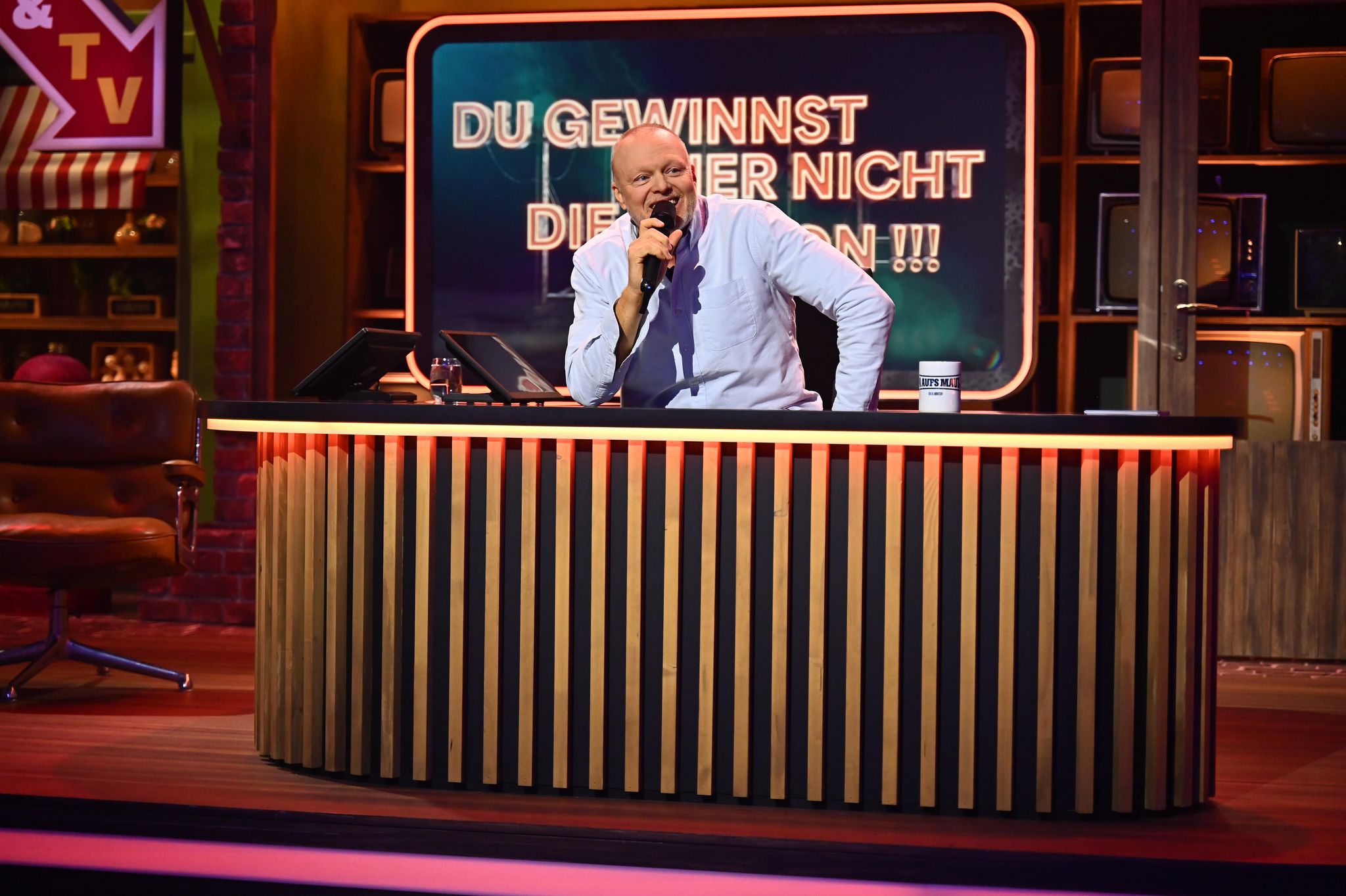 Stefan Raab stellte in der zweiten Folge seiner neuen Show die Rubrik "Raab sitzt" vor. Foto: Julia Feldhagen/Raab Entertainment/RTL/dpa